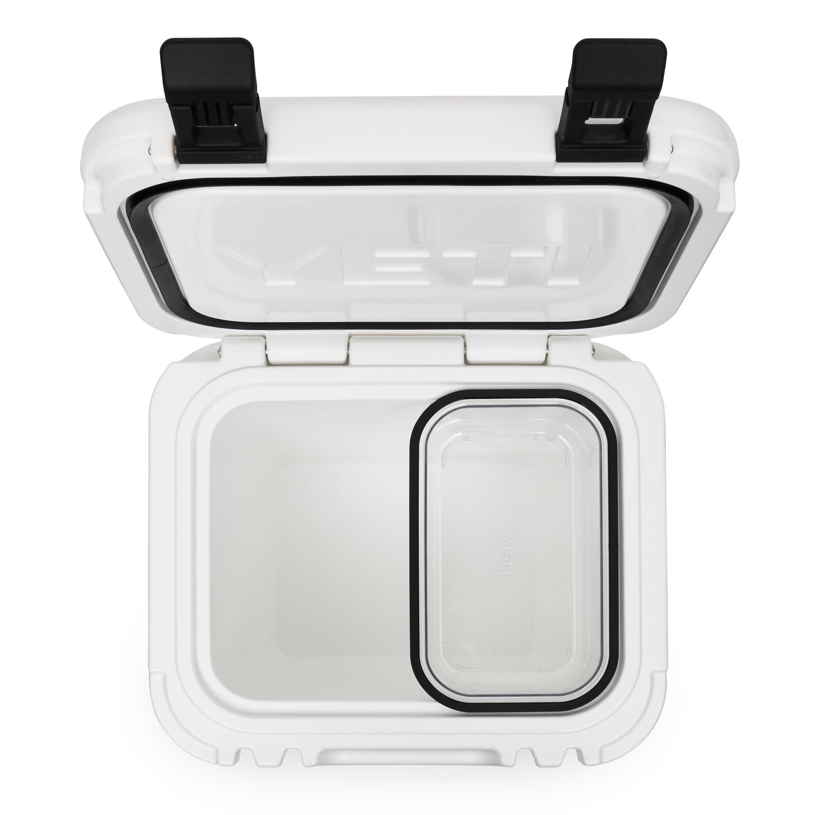 Draufsicht auf eine offene weiße YETI-Kühlbox mit dem YETI® Einlegekorb zu Roadie 24 als abnehmbarem Tablett - perfekt zum Organisieren Ihrer Ausrüstung. Ideal für Picknicks im Freien oder als unverzichtbarer Aufbewahrungskorb beim Camping.
