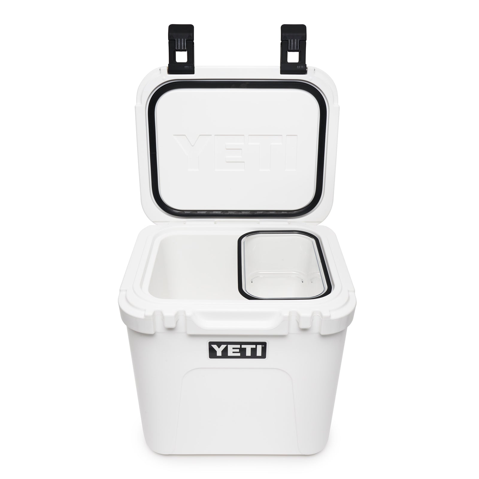 Der YETI® Einlegekorb zu Roadie 24-ideal für Camping- oder Outdoor-Picknicks-ist im weißen YETI-Kühler mit offenem Deckel und sichtbarem Branding auf Front und Innenseite zu sehen.