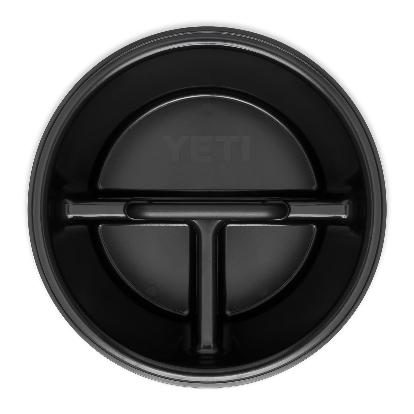 Ansicht von oben auf den YETI® Einsatz für Loadout 19 Liter Eimer - schwarzer Deckel mit drei Fächern mit T-förmiger Unterteilung und geprägtem YETI-Branding - ideal als Eimer-Organizer.