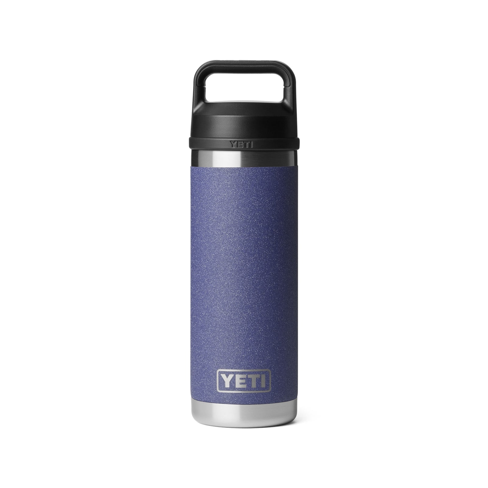 Eine YETI® Flasche Rambler 18 Oz in der Farbe Moon Dust mit vakuum-isoliertem Edelstahl und schwarzem Henkeldeckel steht auf weißem Hintergrund. Das YETI Logo ist gut sichtbar nahe der Basis der Flasche.