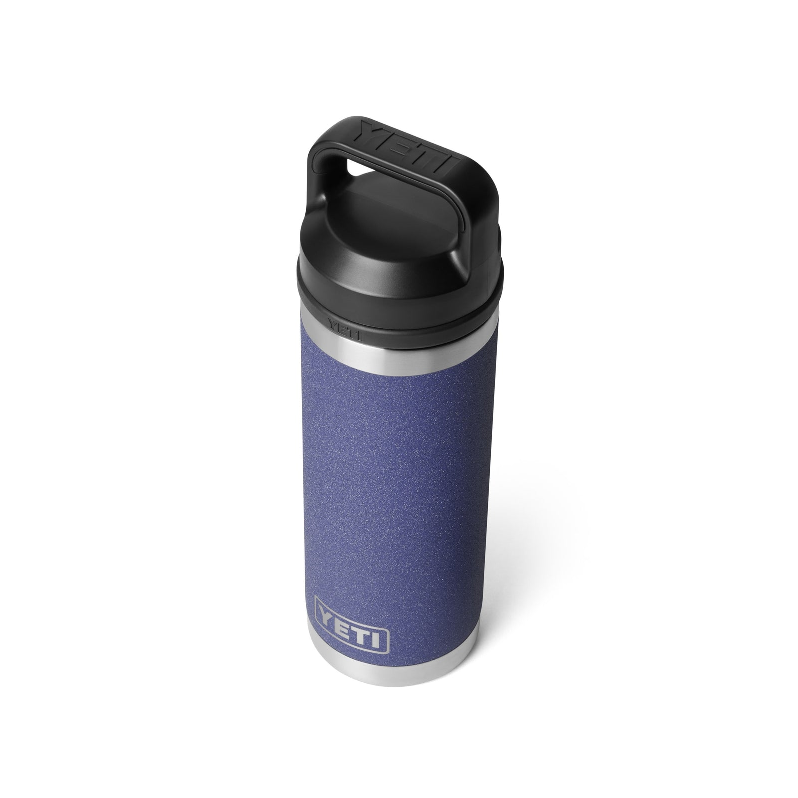 Die YETI® Flasche Rambler 18 Oz - Moon Dust hat eine strukturierte blaue Oberfläche, einen schwarzen Schraubdeckel und einen Boden aus Edelstahl. Diese vakuum-isolierte Edelstahlflasche hält Getränke stundenlang heiß oder kalt. Abgebildet auf weißem Hintergrund.