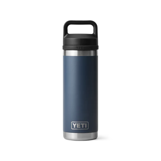 Eine YETI® Flasche Rambler 18 Oz in Navy mit doppelwandiger Vakuumisolierung und schwarzem Griffdeckel von YETI steht aufrecht vor weißem Hintergrund.