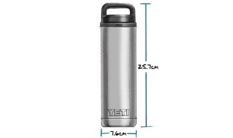 Die YETI® Flasche Rambler 18 Oz - Navy aus Edelstahl mit doppelwandiger Vakuumisolierung und praktischem Chug Cap ist 25,7 cm hoch und 7,6 cm breit.