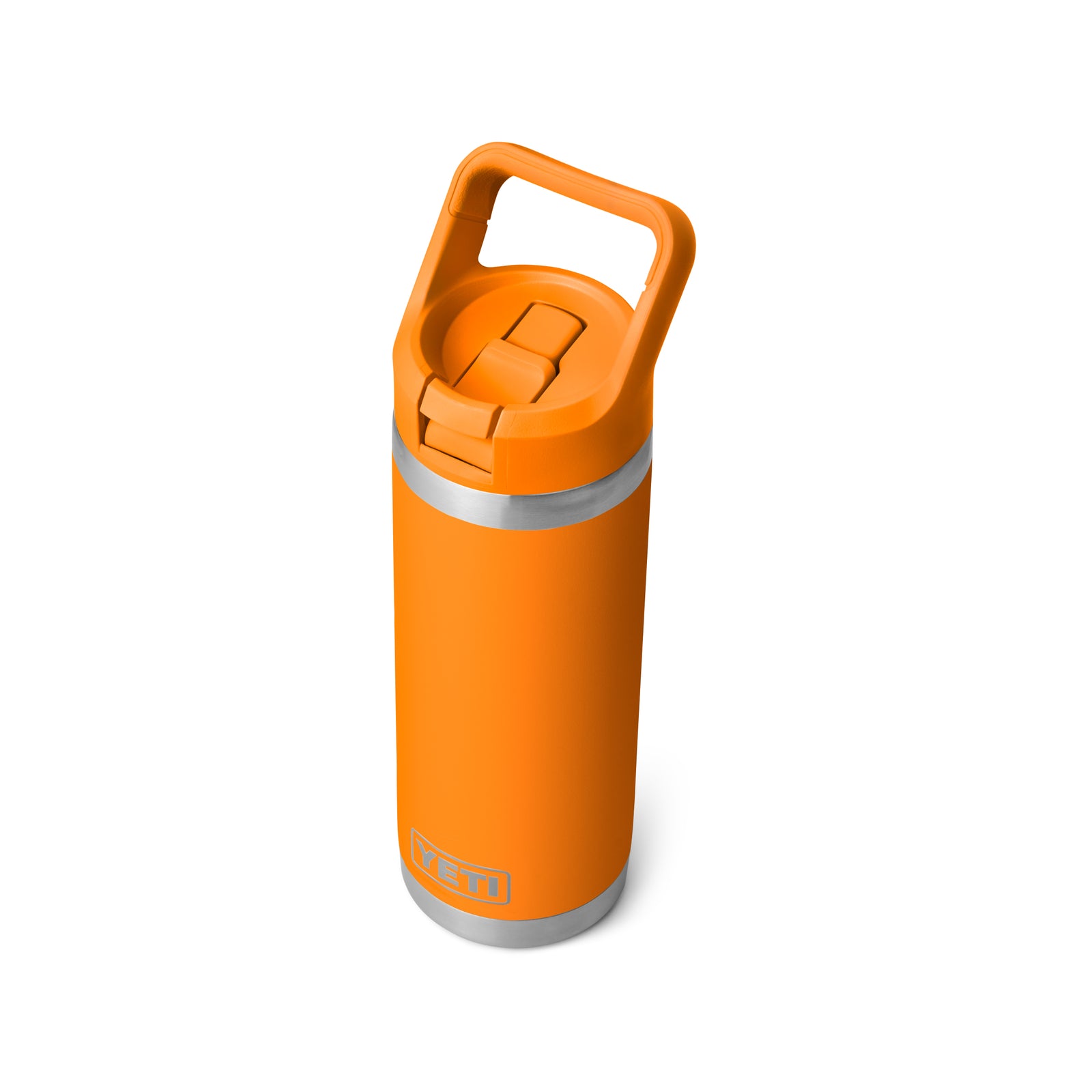 Die YETI® Rambler 18 Oz Straw Bottle in King Crab hat eine leuchtend orange Farbe, eine doppelwandige Vakuumisolierung, einen Flip-Top Trinkhalmdeckel, einen silbernen Boden und ein YETI-Logo in der Nähe des Bodens für bequemes isoliertes Reisen.