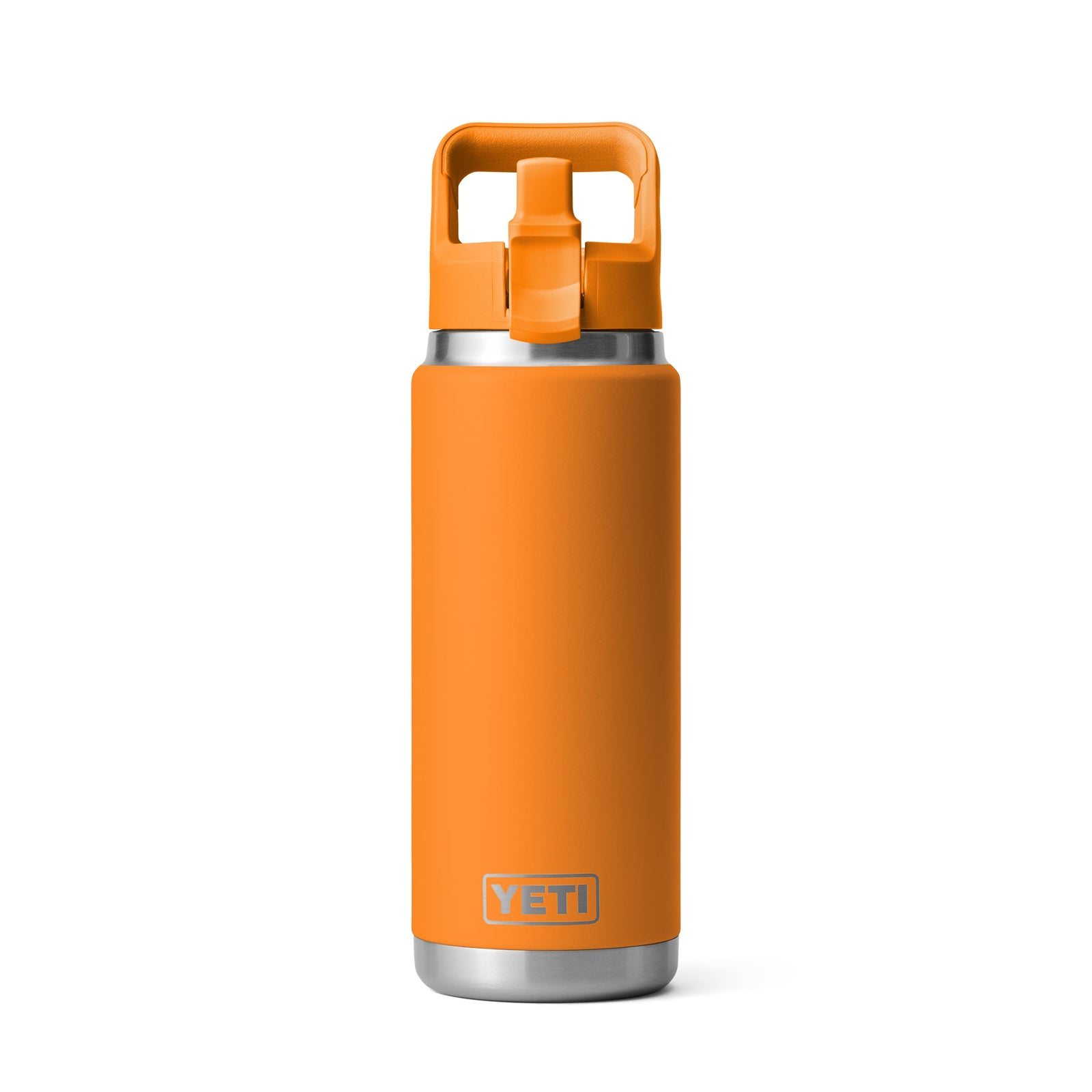 Eine YETI® Flasche Rambler 26 Oz Straw in King Crab Orange mit Griff und Strohhut steht aufrecht auf weißem Hintergrund.