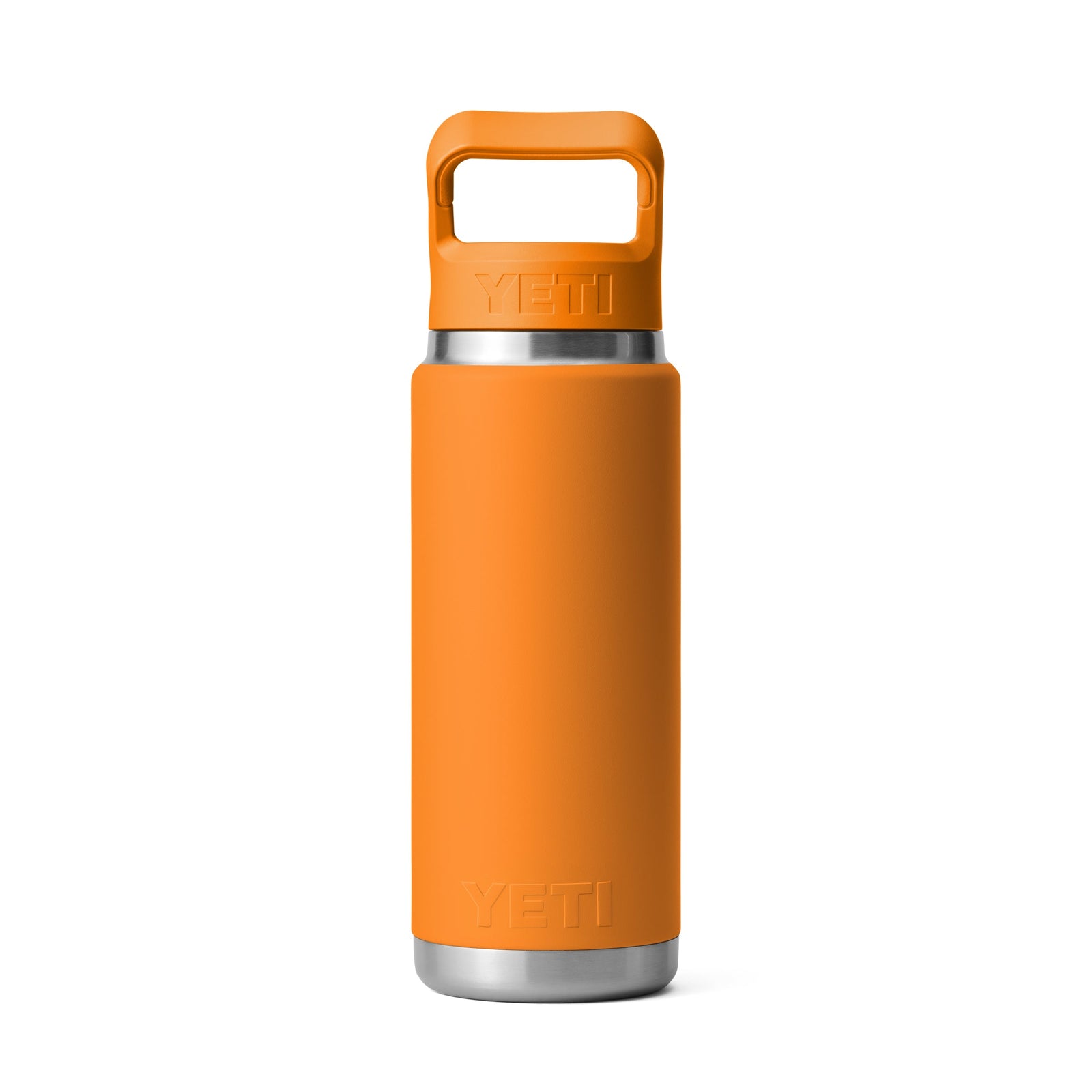 Die YETI® Flasche Rambler 26 Oz Straw in King Crab Orange steht aufrecht auf weißem Grund, hat eine Edelstahlkonstruktion, einen silbernen Boden und einen Deckel mit orangefarbenem Griff.