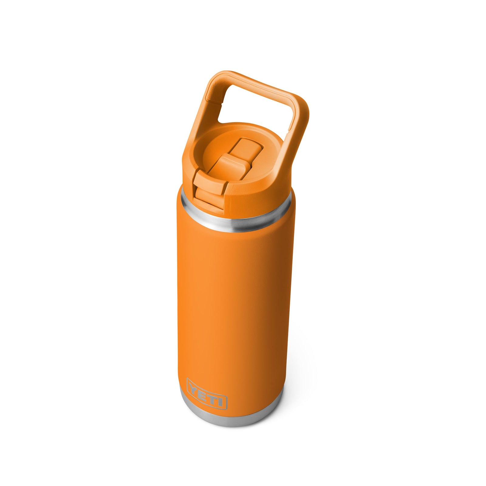 Die YETI® Flasche Rambler 26 Oz Straw in King Crab Orange, doppelwandig isoliert mit Henkel am Deckel, ist auf weißem Hintergrund abgebildet.