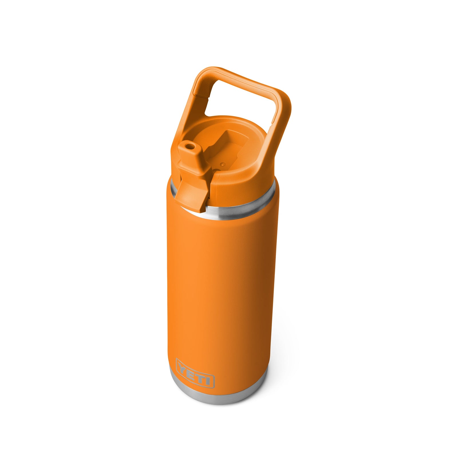 Die YETI® Flasche Rambler 26 Oz Straw in King Crab Orange ist mit einem stabilen Griff und einer doppelwandigen Isolierung mit Ausgießerdeckel ausgestattet und wird vor einem schlichten weißen Hintergrund gezeigt.