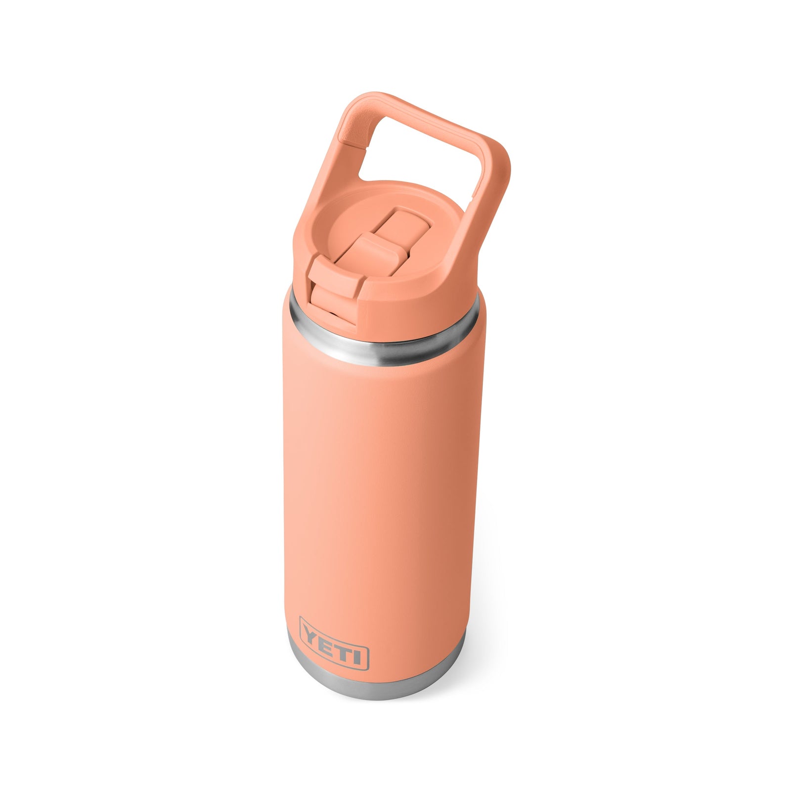 Eine YETI® Flasche Rambler 26 Oz Straw - Lowcountry Peach, doppelwandig isoliert, mit Henkel und Trinkhalmdeckel, aus Edelstahl, wird vor weißem Hintergrund gezeigt.