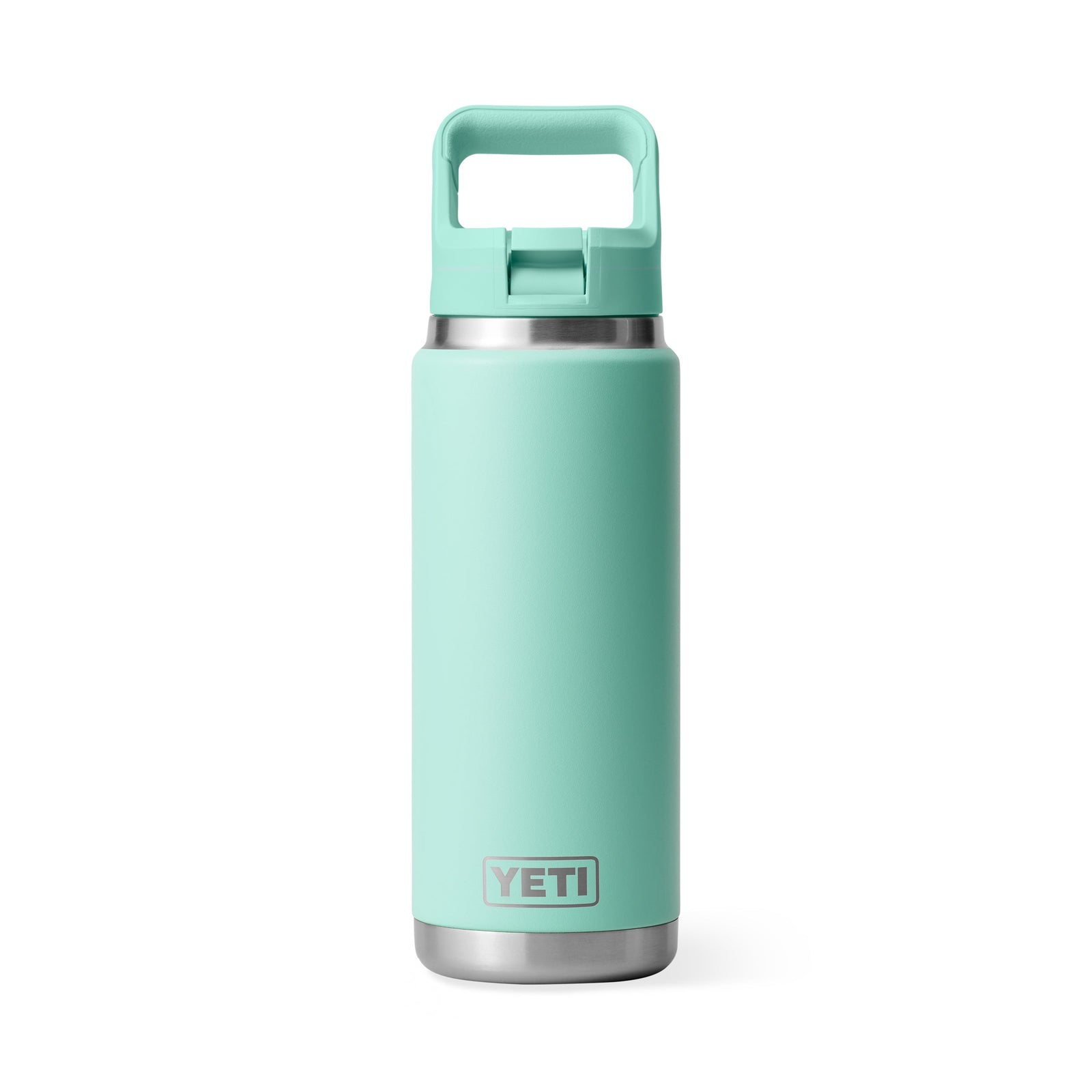 Eine YETI® Flasche Rambler 26 Oz Straw in Seafoam steht aufrecht auf einem weißen Hintergrund und hat einen Griff am Deckel.