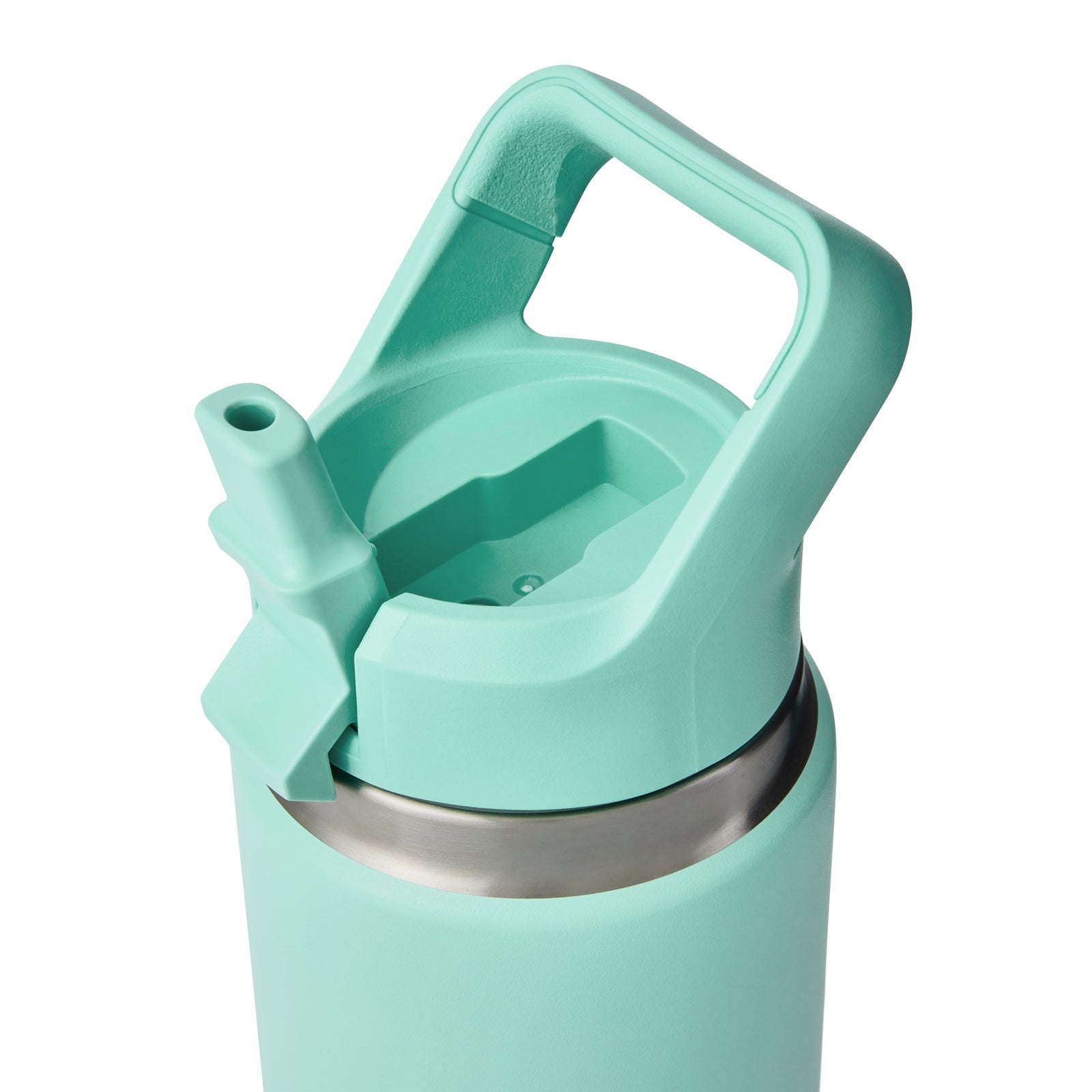 Eine Nahaufnahme der YETI® Flasche Rambler 26 Oz Straw in Seafoam mit stabilem Griff und integriertem Strohhalmdeckel vor weißem Hintergrund.