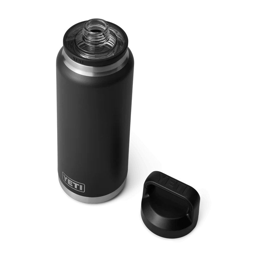 Die YETI® Flasche Rambler 36 Oz - Black aus Edelstahl steht aufrecht vor weißem Hintergrund. Der breite Mund und der spülmaschinenfeste Twist-Off-Deckel von YETI sind deutlich zu sehen, der Deckel liegt rechts daneben.