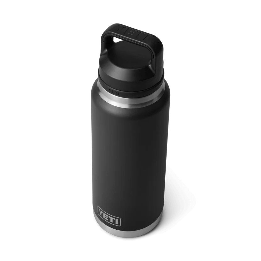 Die YETI® Flasche Rambler 36 Oz - Black ist eine spülmaschinenfeste Edelstahltrinkflasche mit mattem Finish, robustem Looped Handle-Lid und YETI Logo am Boden - präsentiert vor weißem Hintergrund.