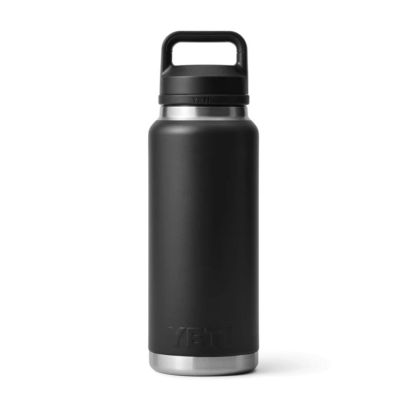 Die YETI® Flasche Rambler 36 Oz - Black aus Edelstahl mit Henkel am Deckel und silbernem Boden steht aufrecht vor weißem Hintergrund. Die spülmaschinenfeste Trinkflasche von YETI vereint Stil und Funktionalität.