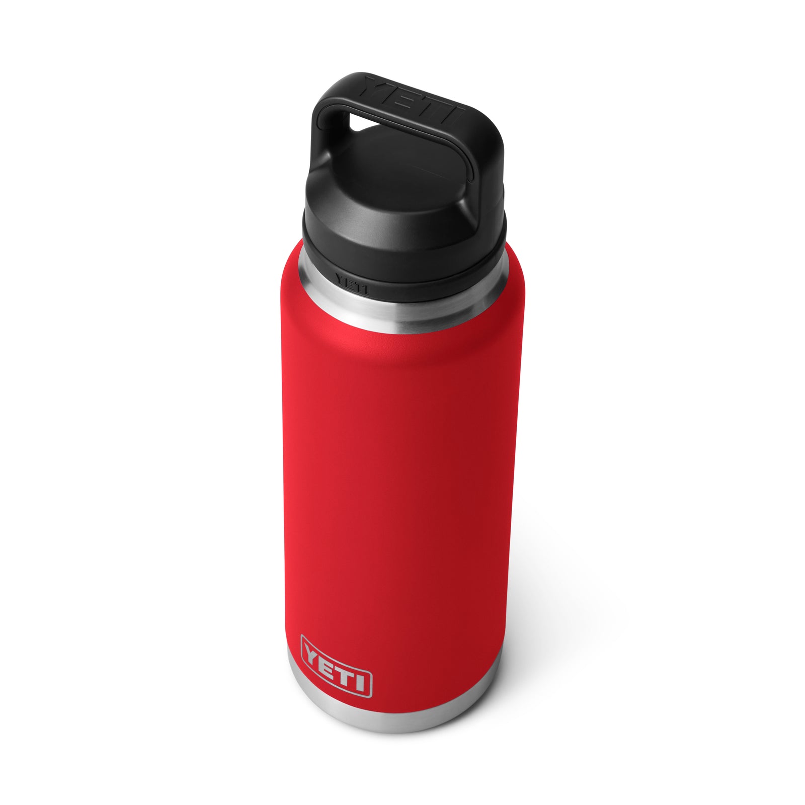 Die YETI® Flasche Rambler 36 Oz in Rescue Red aus Edelstahl mit schwarzem Tragegriff-Deckel ist spülmaschinenfest und wird aus schräger Top-Perspektive auf weißem Hintergrund gezeigt.