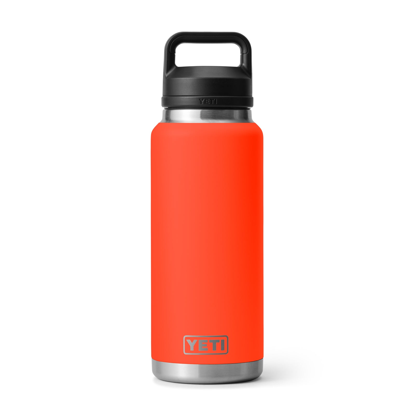 Die YETI® Flasche Rambler 36 Oz - Solare Flare besticht durch leuchtendes Orange, schwarzen Chug Cap-Deckel und Edelstahlbasis. Mit prominentem YETI Logo auf weißem Hintergrund.