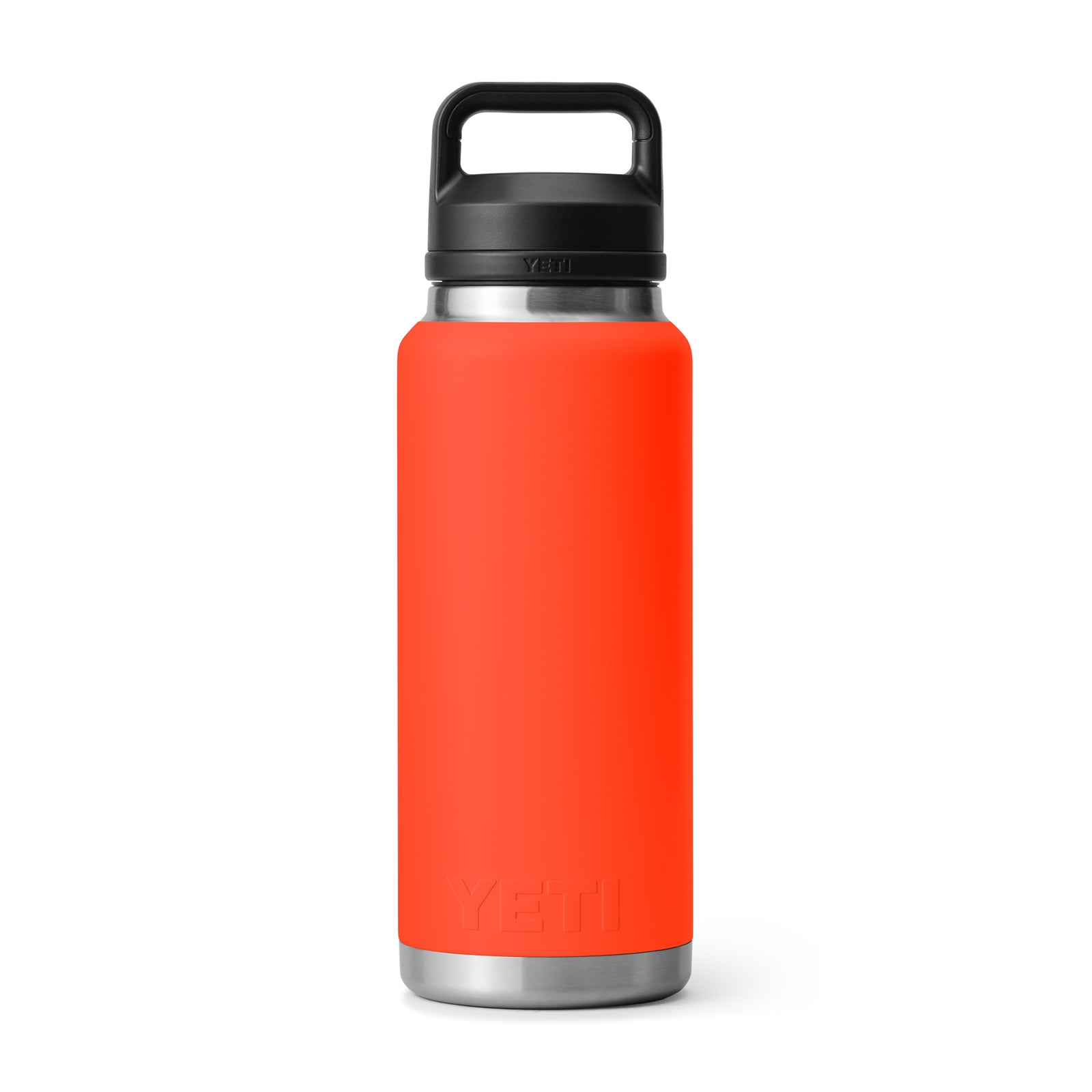 Eine YETI® Flasche Rambler 36 Oz - Solare Flare in leuchtendem Orange mit schwarzem Henkel und silbernem Boden steht aufrecht vor weißem Hintergrund.