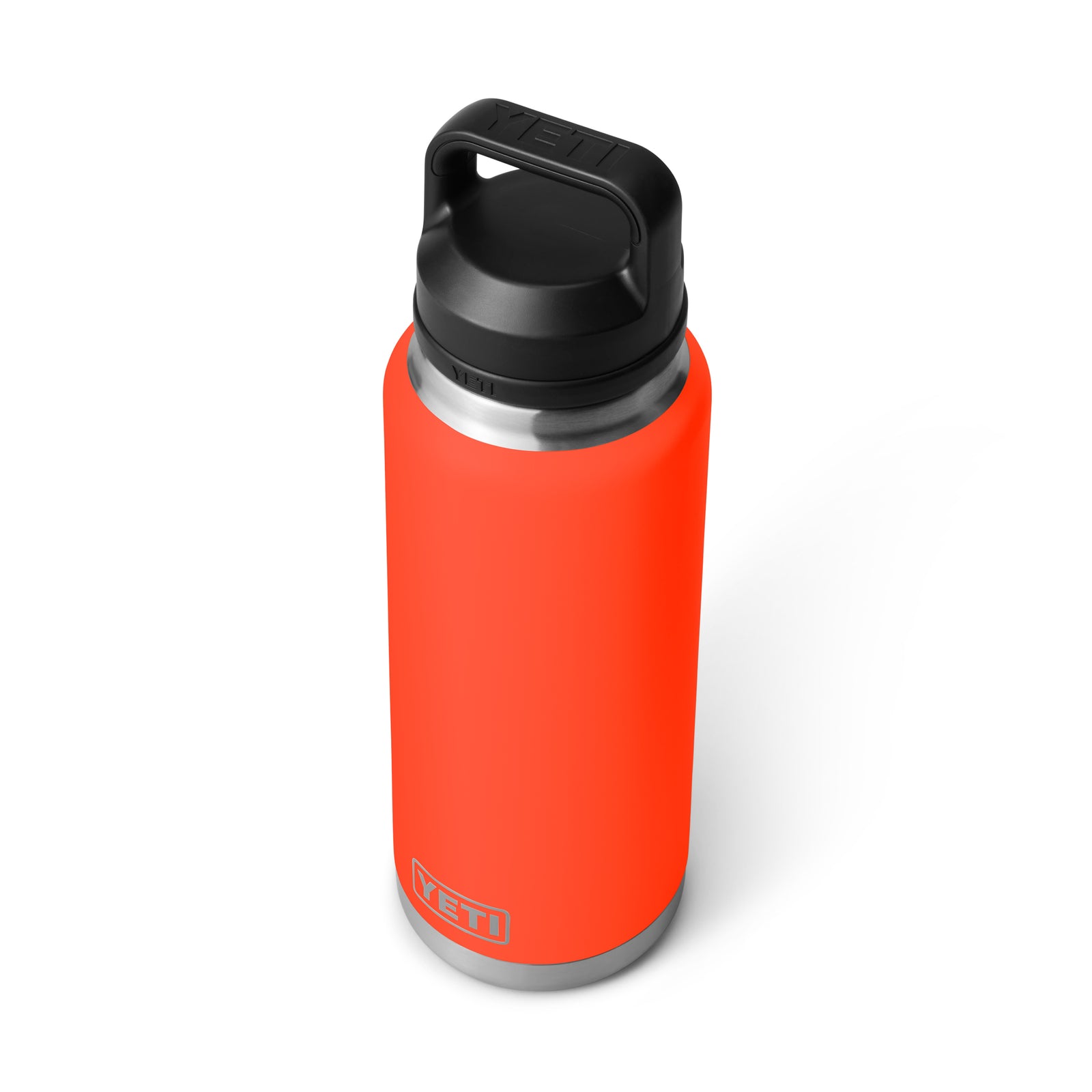 Die YETI® Flasche Rambler 36 Oz - Solare Flare ist eine leuchtend orange, vakuumisolierte Edelstahlflasche mit schwarzem Schraubdeckel und Edelstahlboden. Das YETI Logo ist am Boden, und sie hält Getränke stundenlang kalt.