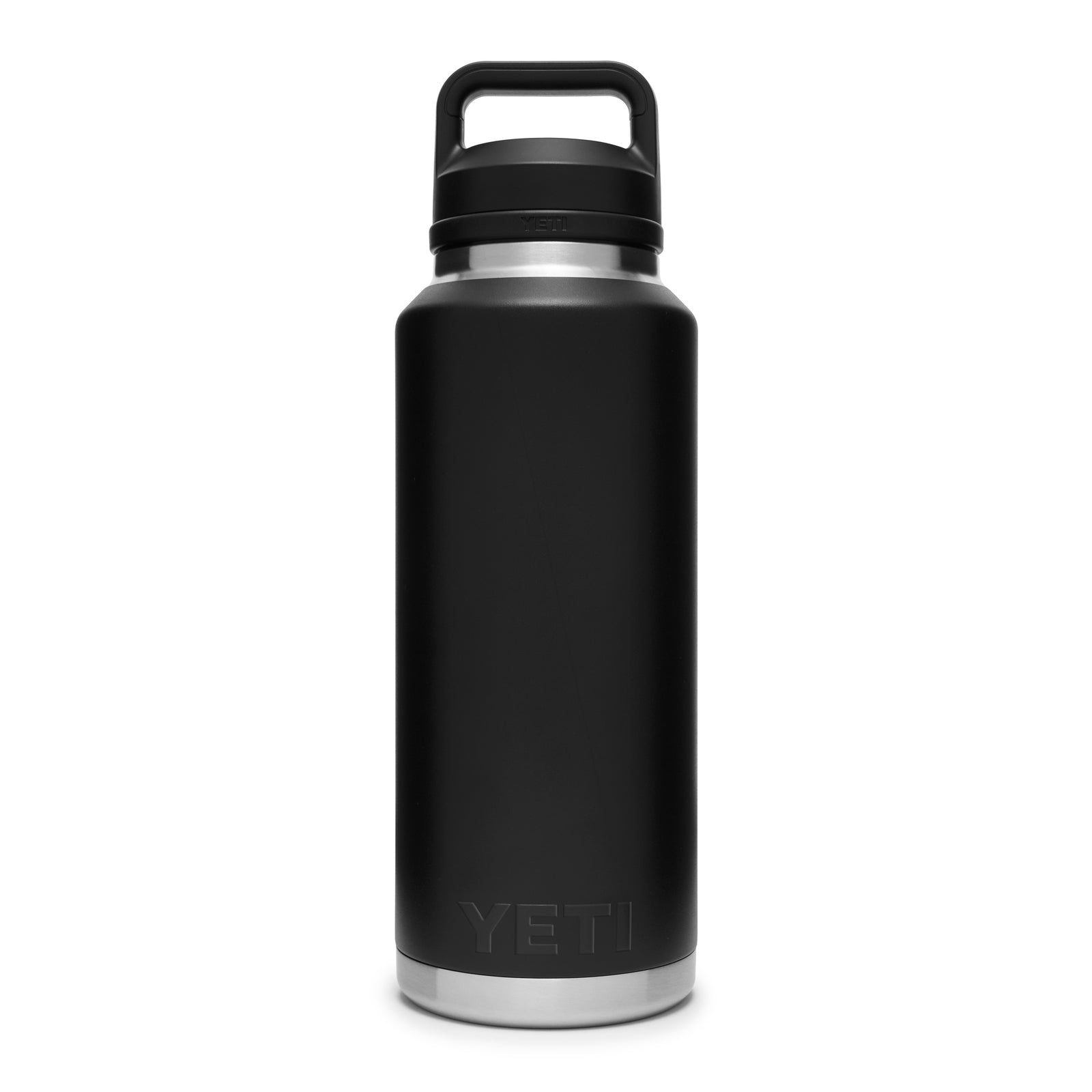 Die YETI® Flasche Rambler 46 OZ - Black aus 18/8-Edelstahl mit doppelwandiger Vakuumisolierung und Henkeldeckel steht vor weißem Hintergrund; das dezente YETI-Logo befindet sich nahe dem Boden der Flasche.