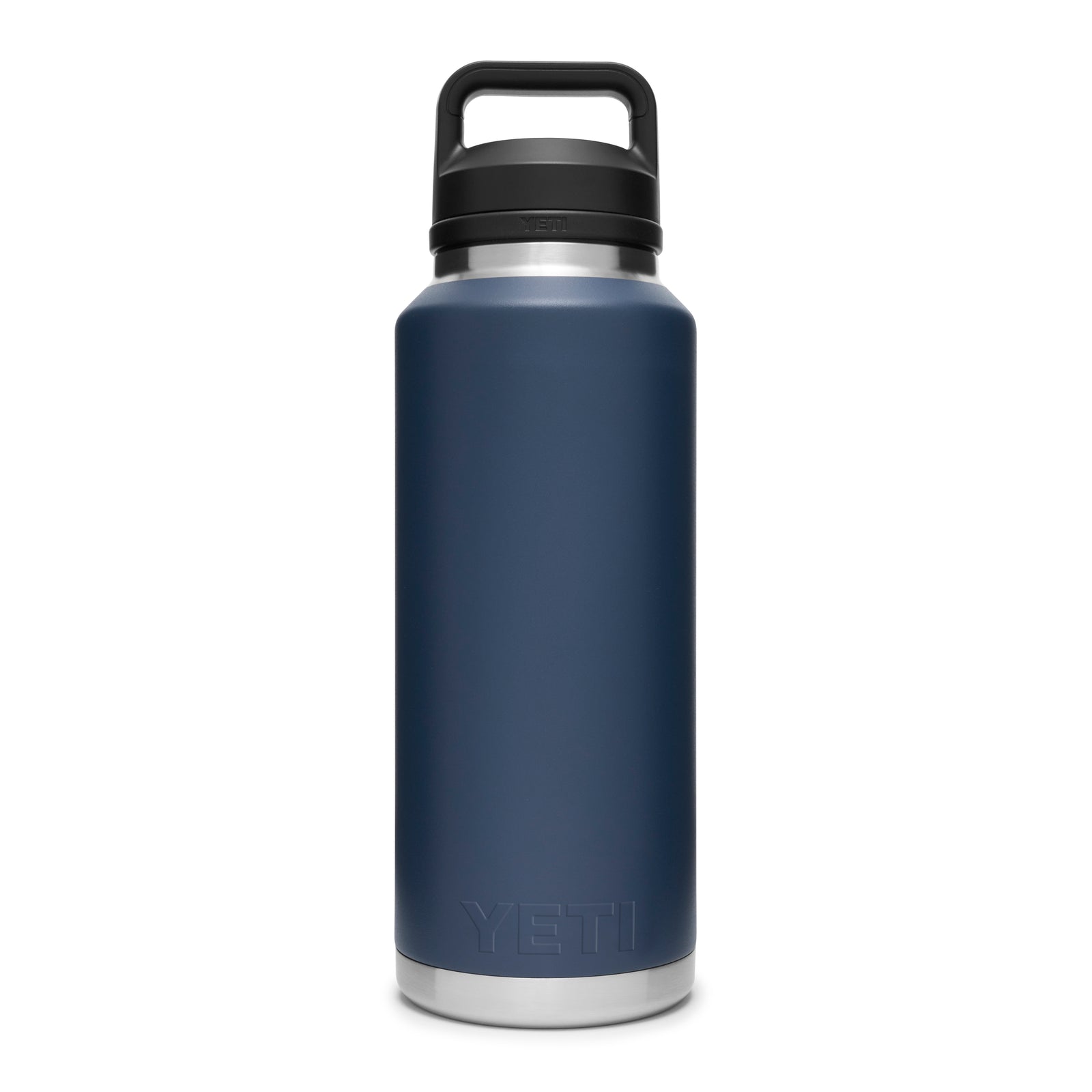 Eine YETI® Flasche Rambler 46 OZ in Navy mit schwarzem Schraubgriffdeckel steht aufrecht auf einem schlichten weißen Hintergrund.
