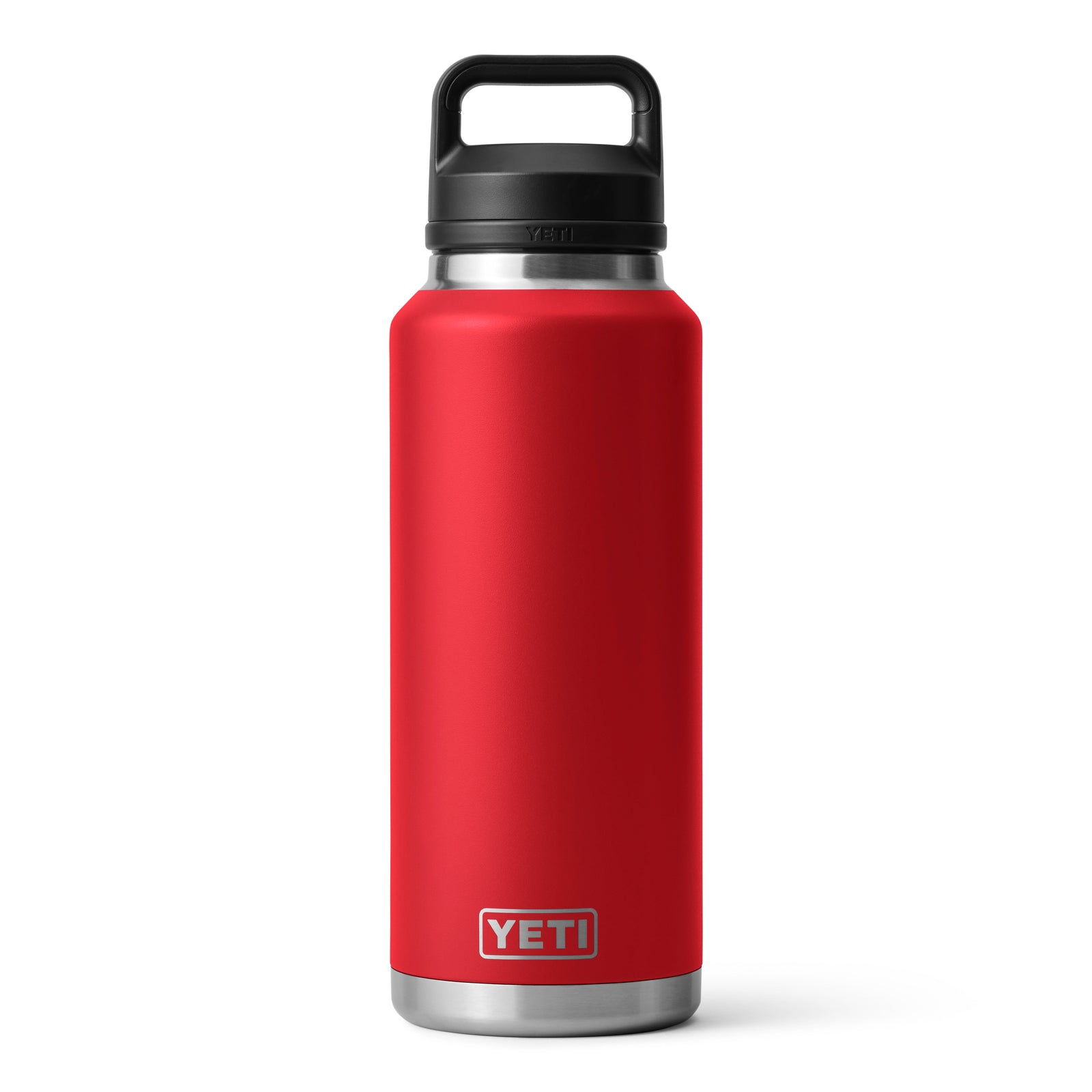 Die YETI® Flasche Rambler 46 OZ in Rescue Red besteht aus 18/8 Edelstahl, hat einen schwarzen Henkeldeckel und doppelwandige Vakuumisolierung für langanhaltend kalte Getränke. Mit matter Oberfläche und YETI-Logo am unteren Rand.