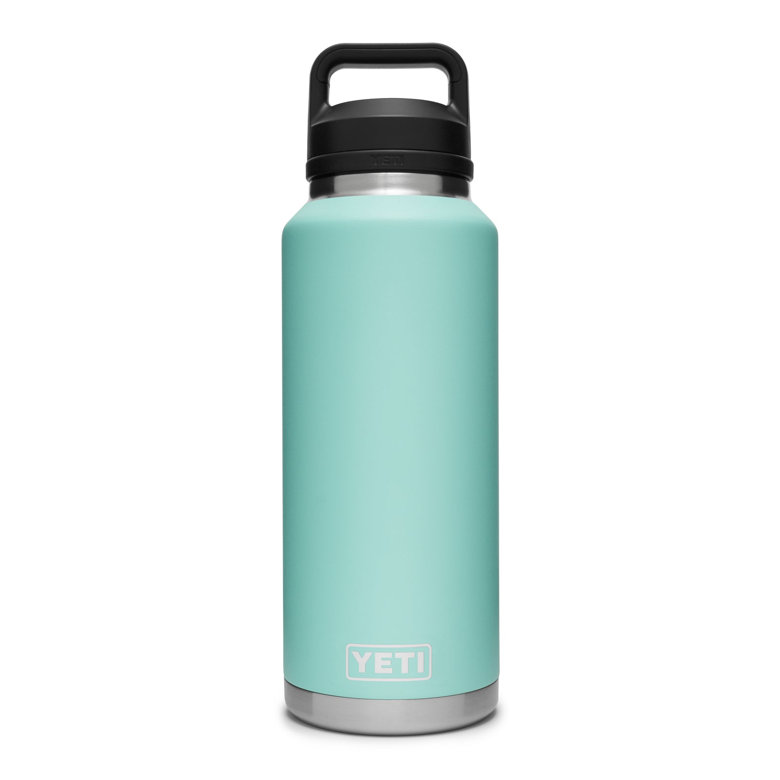 Eine YETI® Flasche Rambler 46 OZ in Seafoam aus 18/8 Edelstahl mit doppelwandiger Vakuumisolierung, schwarzem Deckel und silbernem Boden steht aufrecht vor weißem Hintergrund.