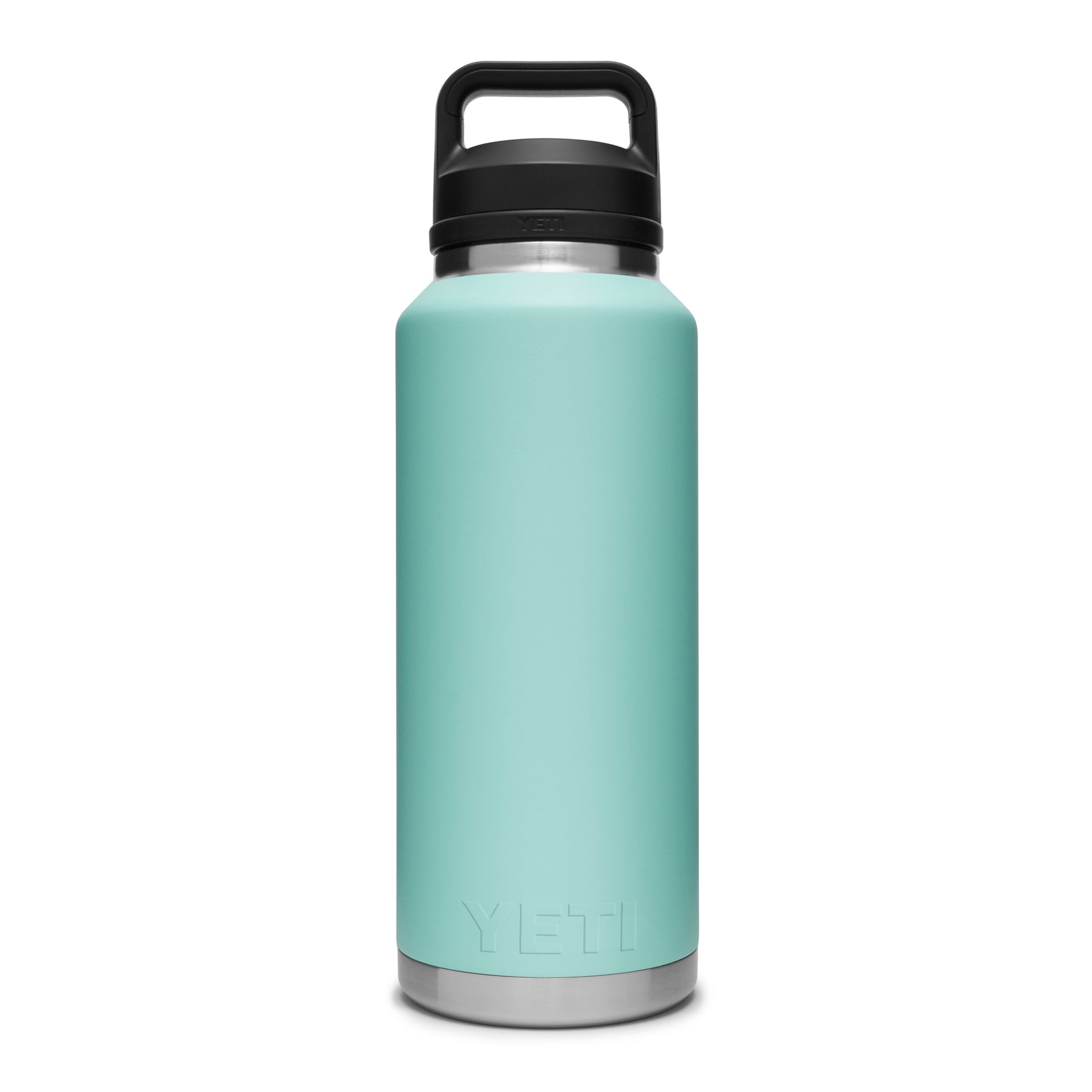 Die YETI® Flasche Rambler 46 OZ in Seafoam aus 18/8 Edelstahl mit doppelwandiger Vakuumisolierung, schwarzem Schraubdeckel und Henkel wird auf weißem Hintergrund präsentiert.