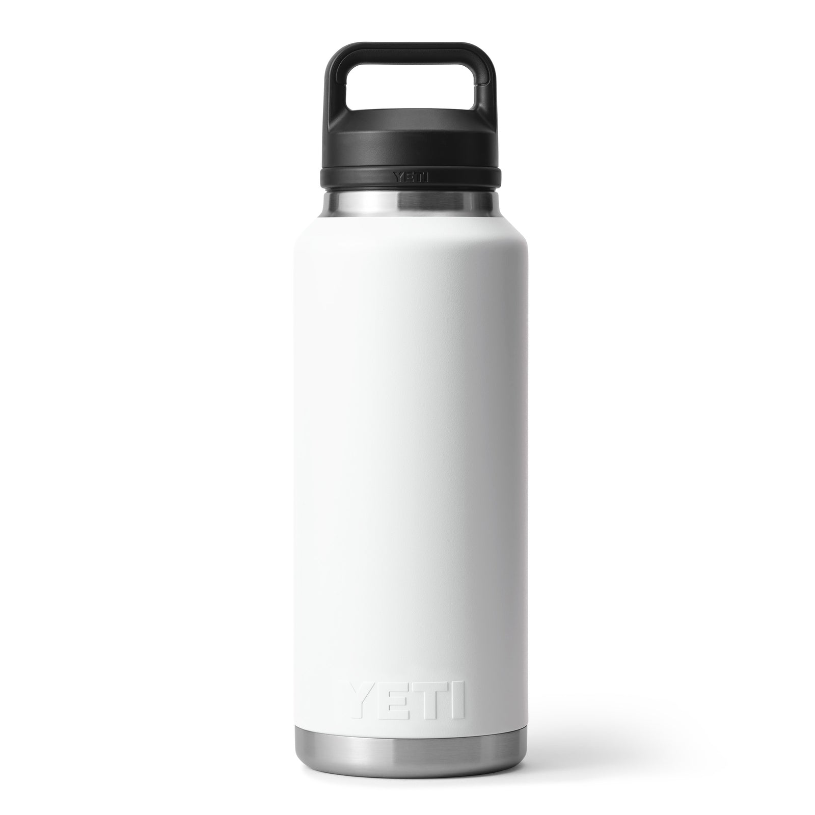 Die YETI® Flasche Rambler 46 OZ in Weiß verfügt über 18/8 Edelstahl, doppelwandige Vakuumisolierung für dauerhafte Temperaturkontrolle, einen schwarzen Schraubdeckel mit Griff und ein eingeprägtes YETI-Logo in der Nähe des Bodens.