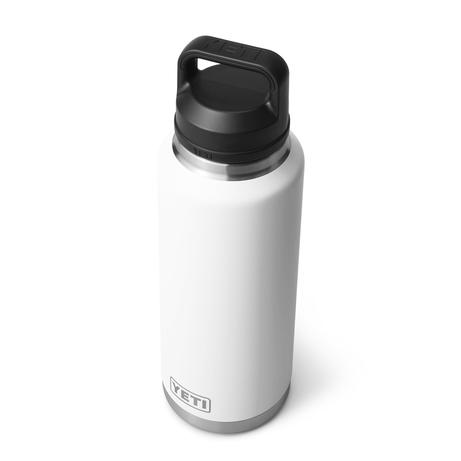 Die YETI® Flasche Rambler 46 OZ - White besteht aus 18/8 Edelstahl, bietet doppelwandige Vakuumisolierung, hat einen schwarzen Schraubverschluss mit Griff und trägt das YETI Logo nahe der Basis.