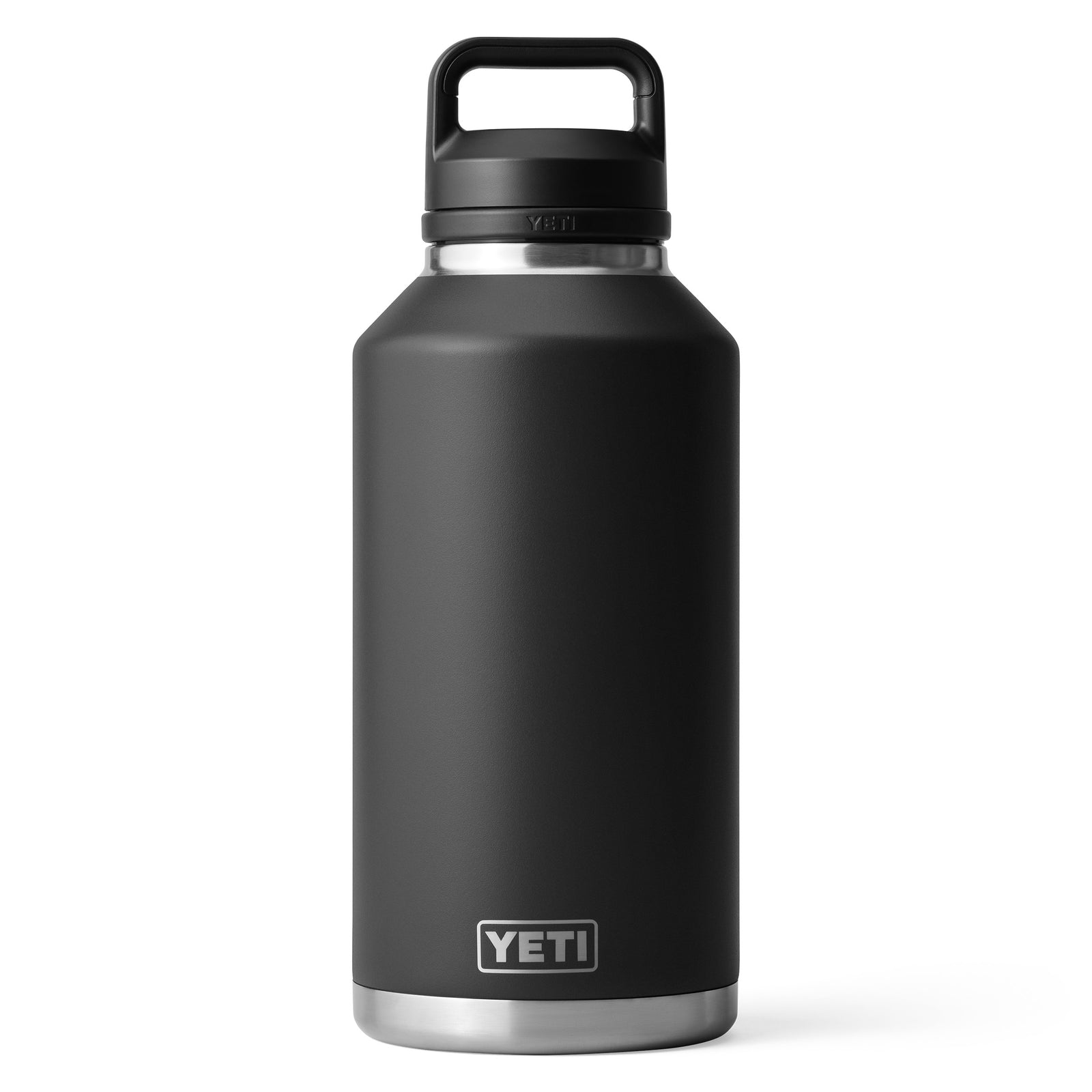 Die YETI® Flasche Rambler 64 OZ - Black von YETI verfügt über doppelwandige Vakuumisolierung, einen robusten Henkelverschluss, silbernen Bodenrand und Branding am Flaschenboden - präsentiert vor weißem Hintergrund.
