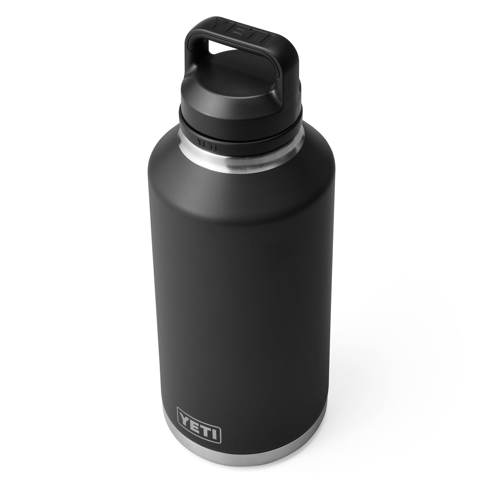 Die YETI® Flasche Rambler 64 OZ - Black von YETI ist mit einem silbernen Rand, einem stabilen Griff am Deckel und einer doppelwandigen Vakuumisolierung vor einem weißen Hintergrund abgebildet.