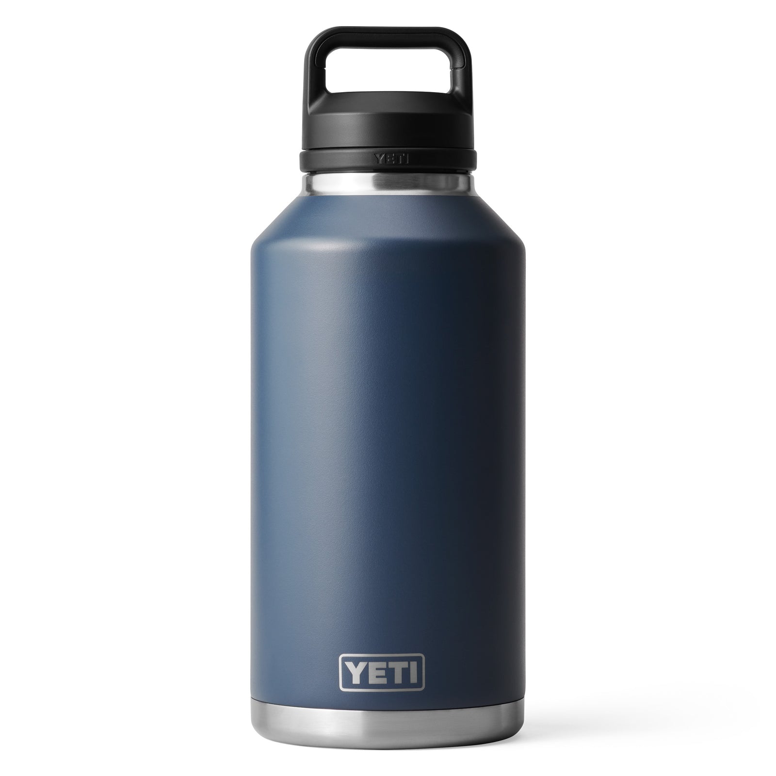 Eine YETI® Flasche Rambler 64 OZ - Navy mit doppelwandiger Vakuumisolierung, schwarzem Griffdeckel, silbernem Boden und YETI Logo auf der Vorderseite steht aufrecht vor weißem Hintergrund.