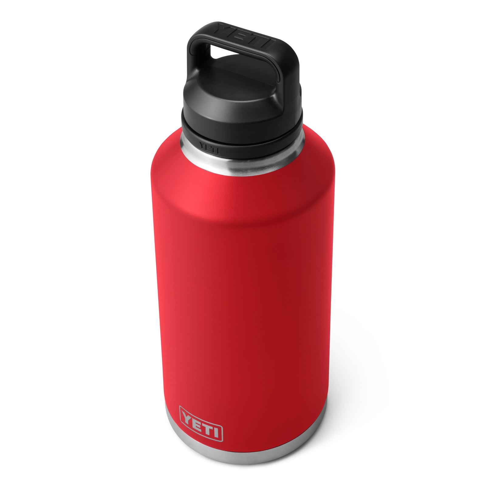 Die YETI® Flasche Rambler 64 OZ in Rescue Red mit schwarzem Chug Cap, doppelwandiger Vakuumisolierung und Edelstahloptik trägt das YETI Logo am Boden.