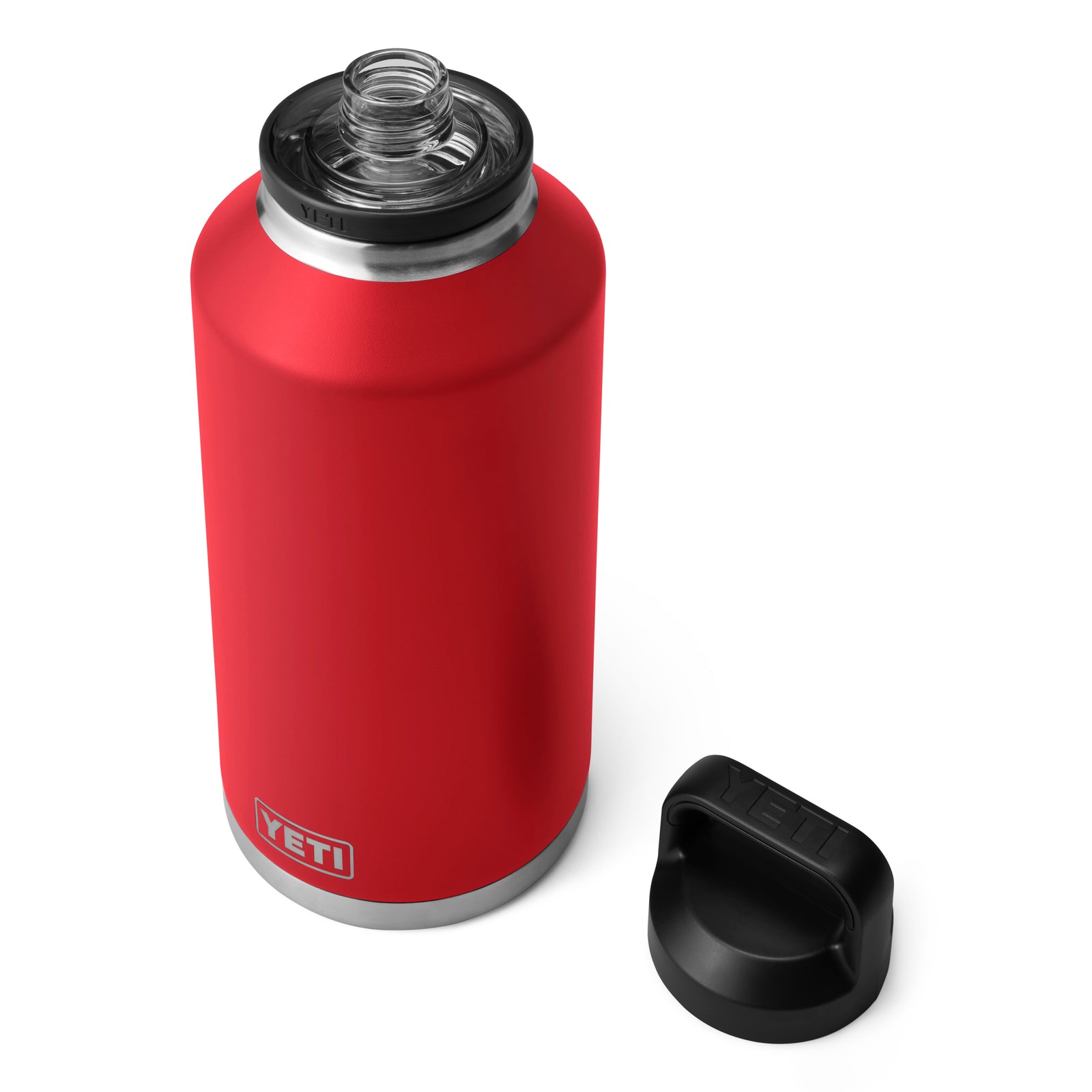 Eine YETI® Flasche Rambler 64 OZ - Rescue Red mit silbernem Boden und YETI-Logo unten steht mit abgeschraubtem, schwarzem Deckel neben der weiten Öffnung. Die Edelstahlflasche ist doppelwandig vakuumisoliert.