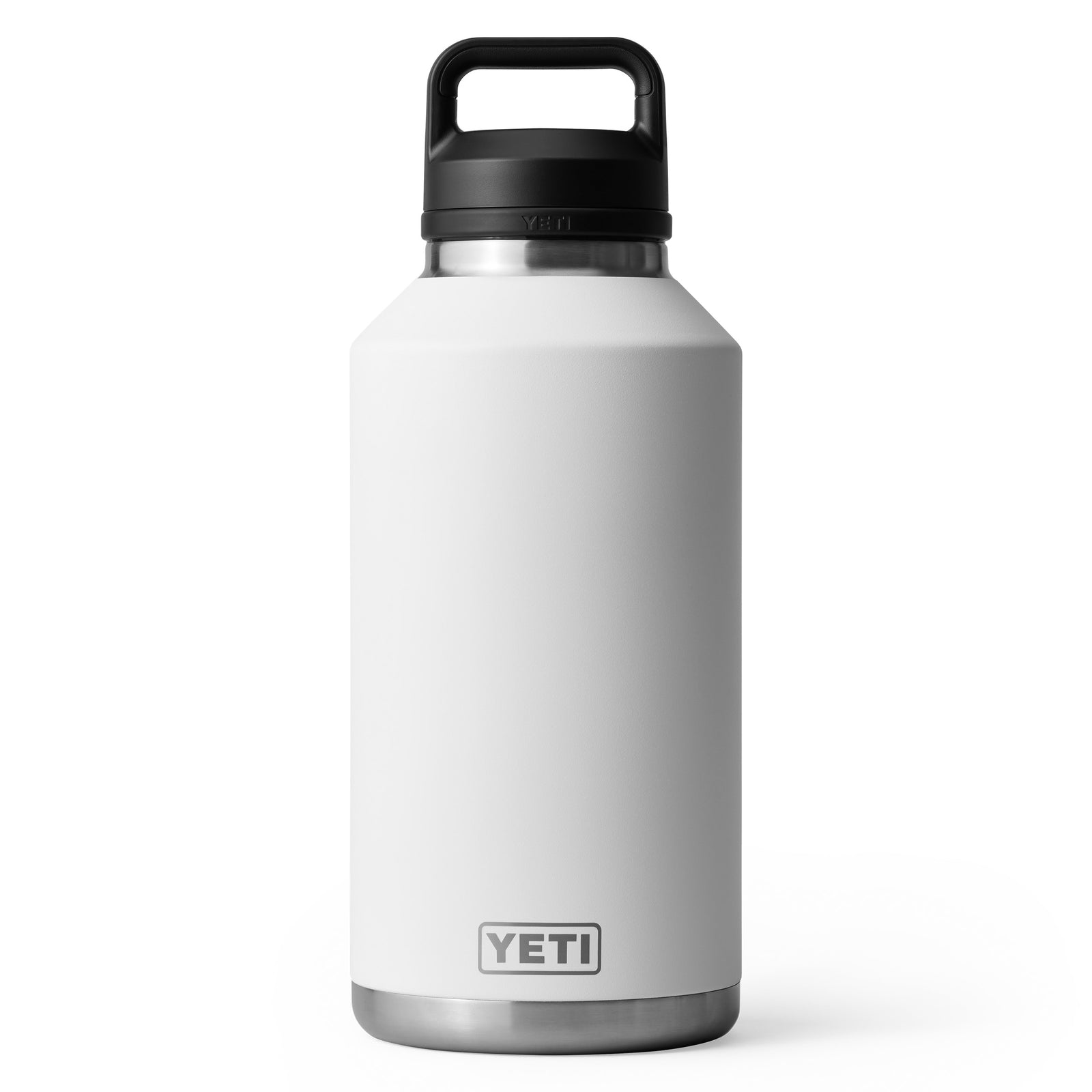 Eine weiße YETI® Flasche Rambler 64 OZ mit schwarzem Griffdeckel steht aufrecht auf einem schlichten weißen Hintergrund. Das YETI-Logo befindet sich am unteren Rand dieser Edelstahl Trinkflasche.