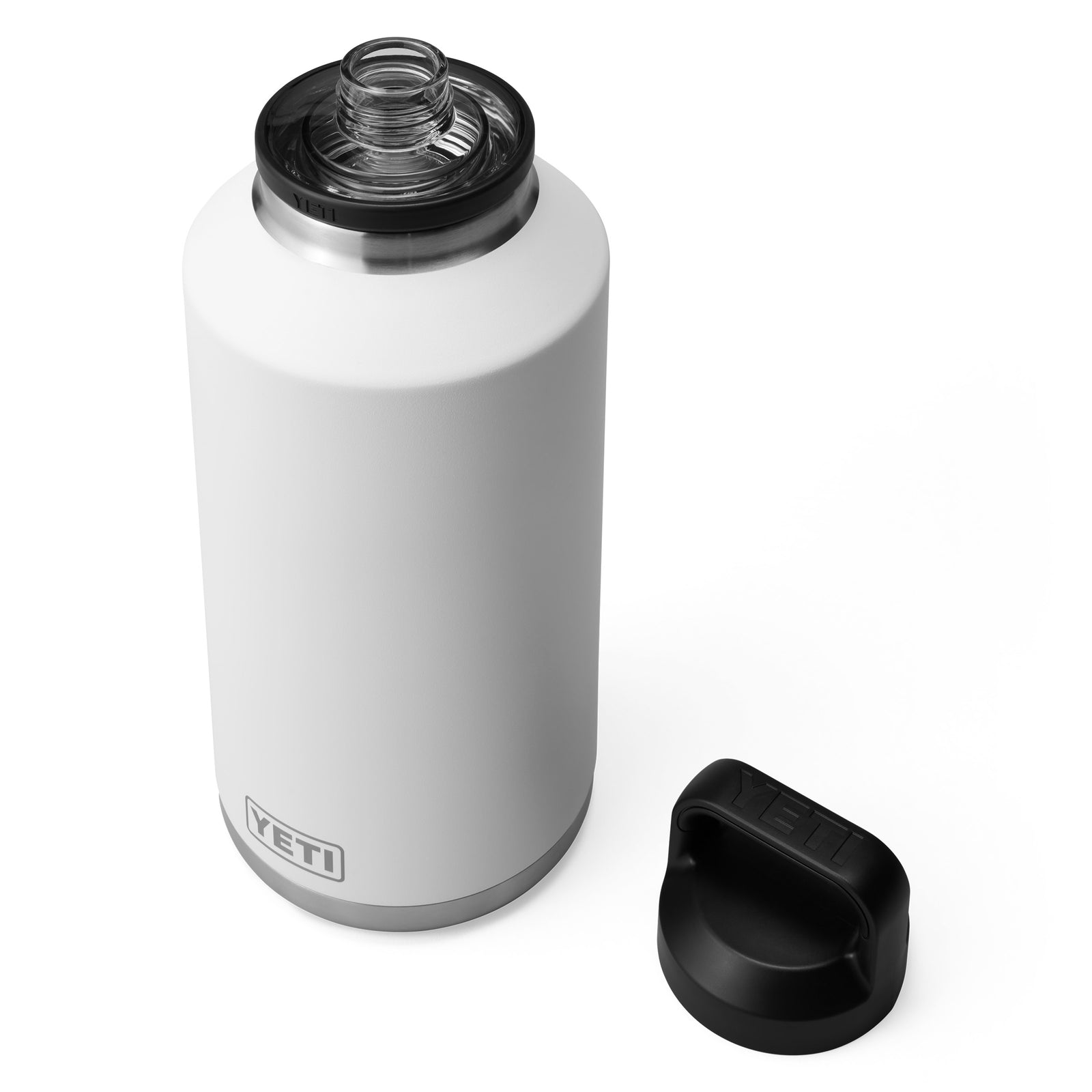 Eine weiße YETI® Flasche Rambler 64 OZ von YETI, abgebildet mit dem schwarzen Schraubdeckel daneben auf weißem Hintergrund. Die offene Edelstahlflasche verfügt über eine breite Öffnung zum einfachen Befüllen und Reinigen.