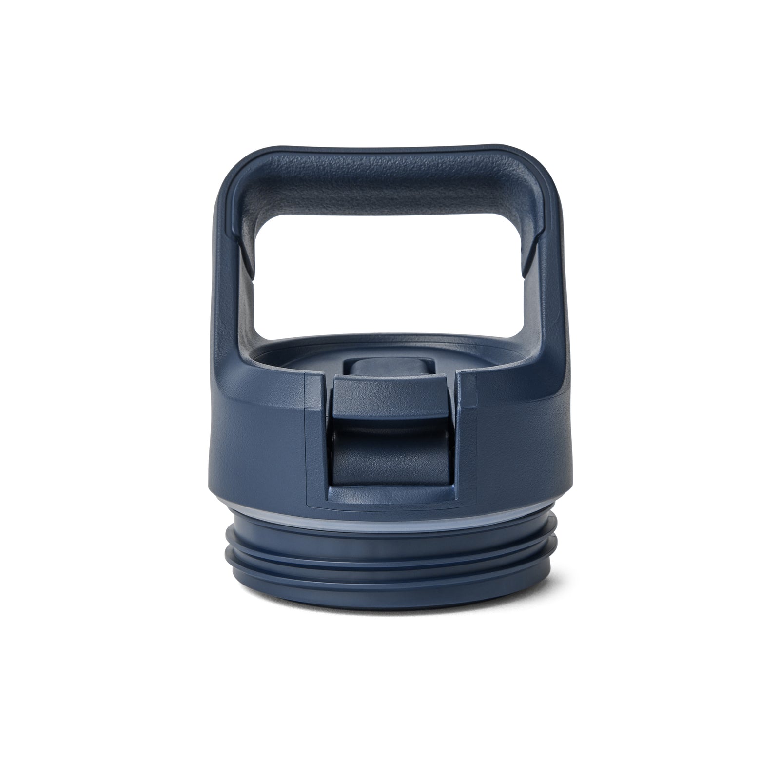 Ein blauer, wiederverwendbarer Deckel mit stabilem Griff und Flip-Top-Ausgießer für die YETI® Flasche Rambler JR 12 Oz Straw Bottle - Navy, aufrecht auf weißem Hintergrund dargestellt; passt auch auf viele vakuumisolierte Edelstahlflaschen.