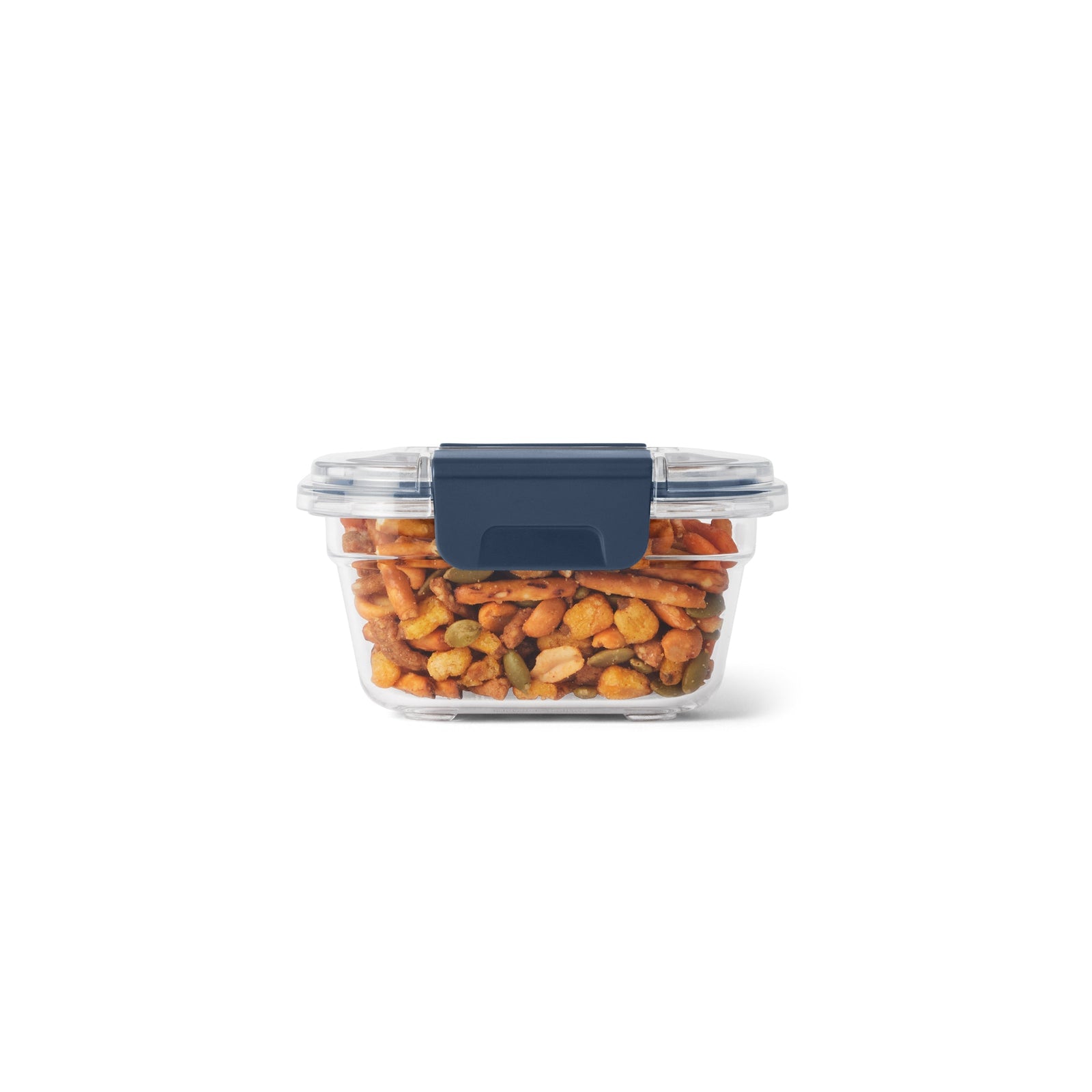 Ein YETI® Food Storage Small Lebensmittelbehälter der Marke YETI mit auslaufsicherem dunkelblauem Deckel ist BPA-frei, gefüllt mit gerösteten Nüssen oder Samen und vor weißem Hintergrund abgebildet.