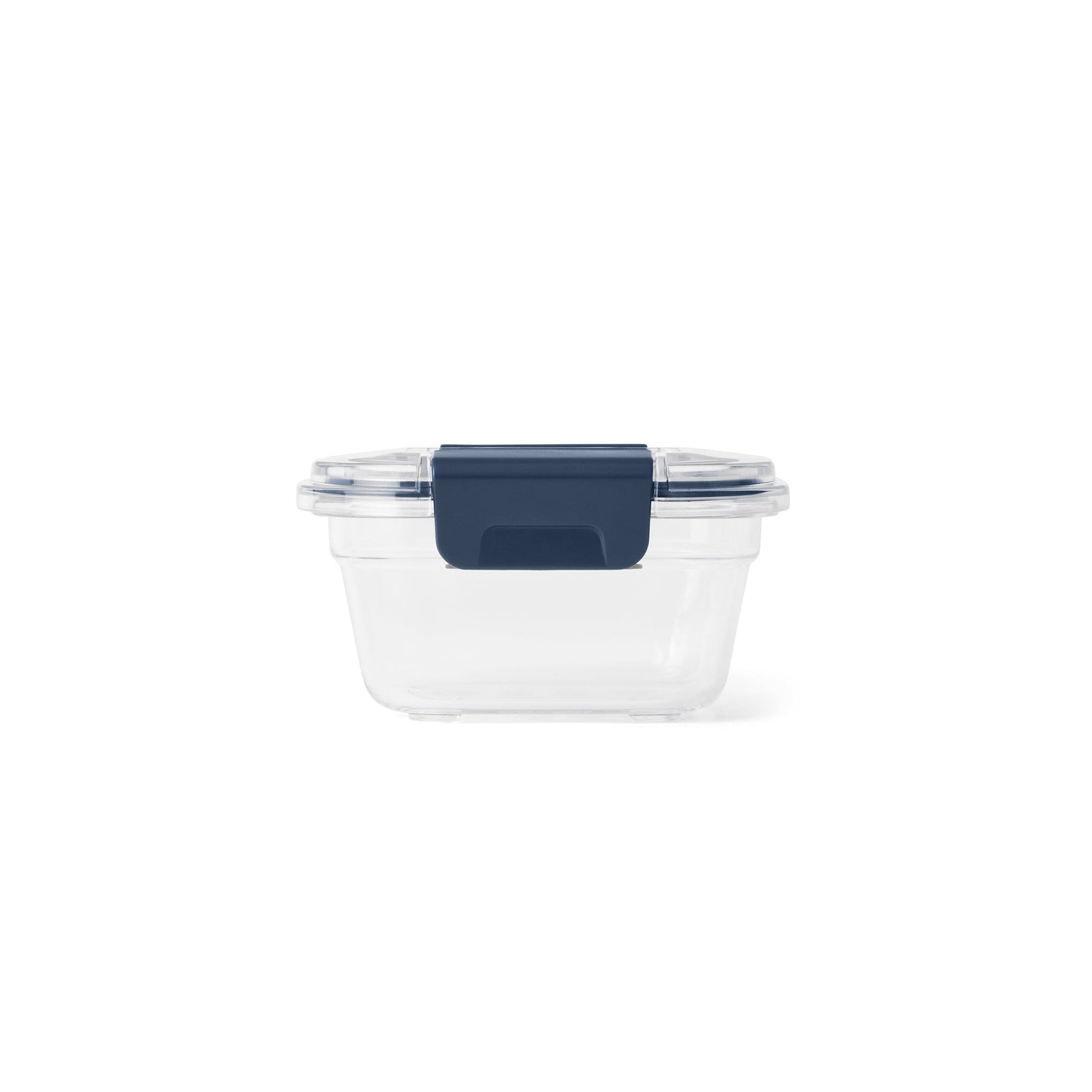 Der YETI® Food Storage Small ist ein rechteckiger Lebensmittelbehälter aus BPA-freiem Kunststoff mit transparentem Deckel und auslaufsicherem, dunkelblauem Verriegelungsclip in der Mitte.