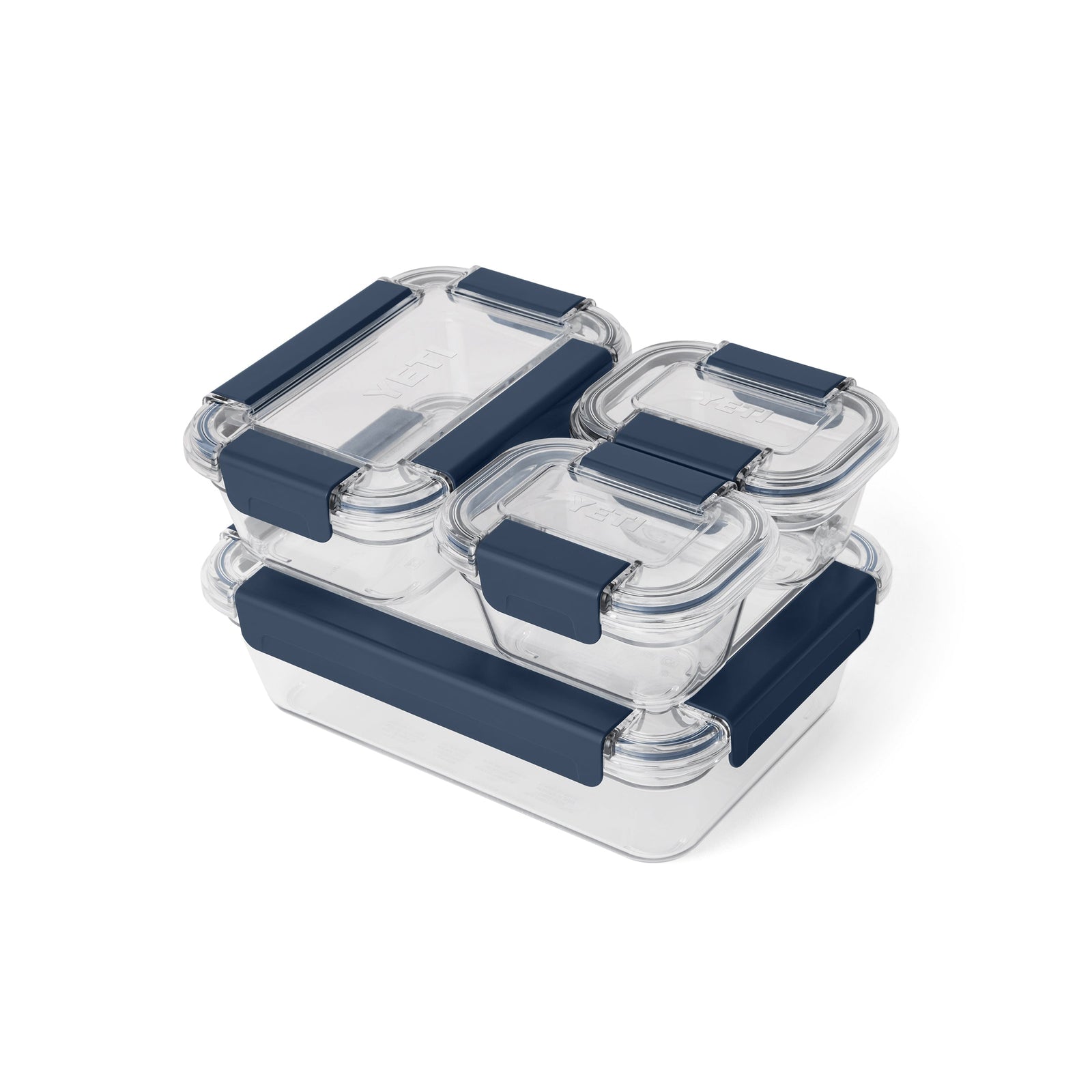 Ein Stapel von vier YETI® Food Storage Small-Behältern mit dunkelblauen Deckeln und sicheren Verschlüssen ist ordentlich auf einem weißen Hintergrund angeordnet. Diese BPA-freien, auslaufsicheren Behälter von YETI halten Ihre Lebensmittel frisch und sicher aufbewahrt.