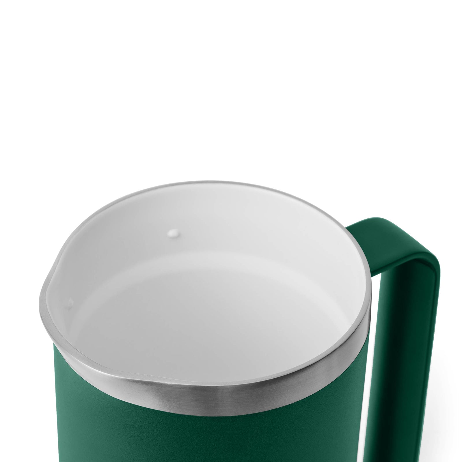 Eine Nahaufnahme der YETI® French Press 34 Oz in Black Forest Green mit Metallrand, weißem Innenraum, Ausgießer und Griff vor einem schlichten weißen Hintergrund.