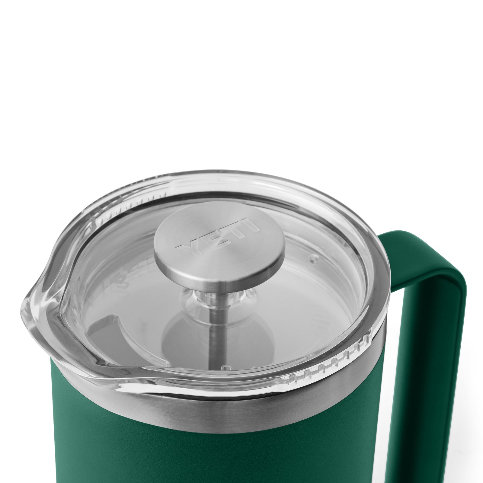 Eine Nahaufnahme der YETI® French Press 34 Oz in Black Forest Green zeigt den durchsichtigen Deckel, den Edelstahlkolben und das YETI-Logo - diese vakuumisolierte Kaffeepresse aus Edelstahl hält Ihr Gebräu heiß und frisch.