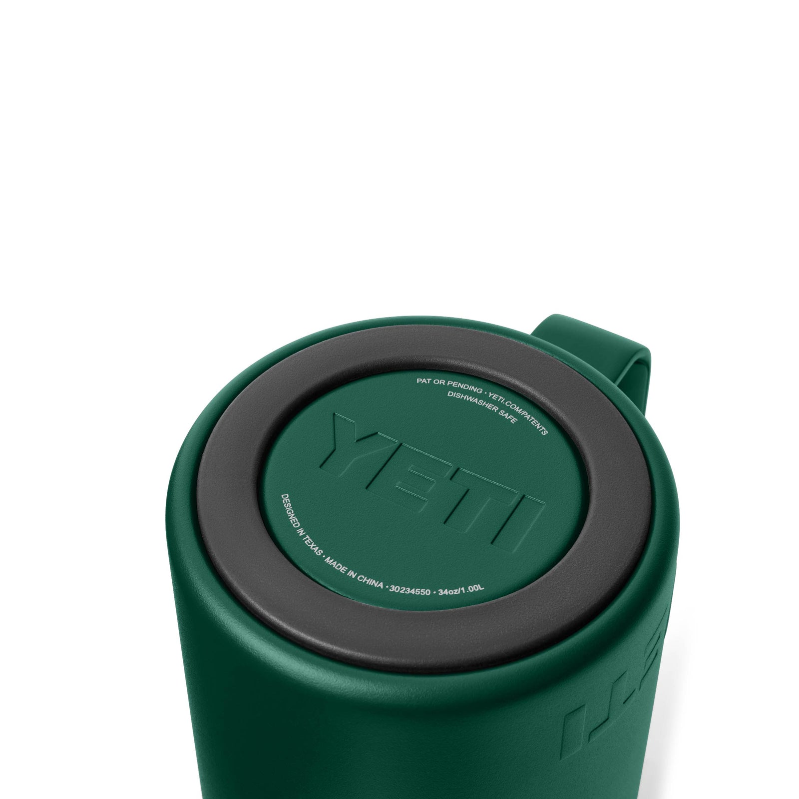 Eine Nahaufnahme eines grünen YETI® French Press 34 Oz - Black Forest Green Reisebechers mit mattschwarzem Deckel, geprägtem YETI-Logo und stabilem Griff - ideal für den Kaffeegenuss, egal ob in Ihrer YETI oder einer vakuumisolierten Edelstahlpresse gebrüht.