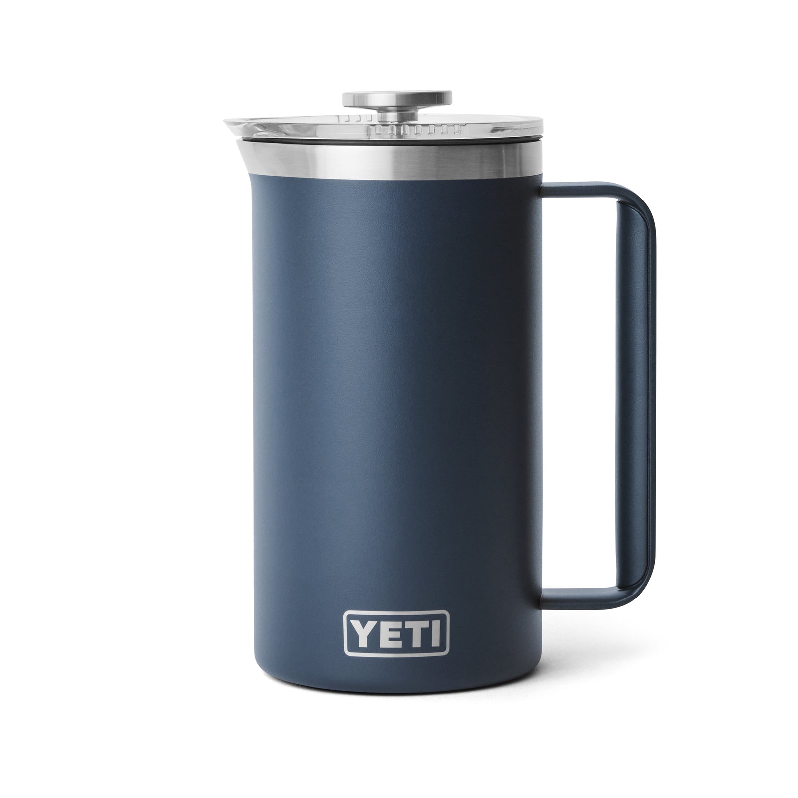 Die YETI® French Press 34 Oz in marineblau verfügt über eine doppelwandige Vakuumisolierung, einen Deckel und Stößel aus Edelstahl, einen großen Griff und das YETI-Logo auf der Vorderseite, das auf weißem Hintergrund dargestellt ist.