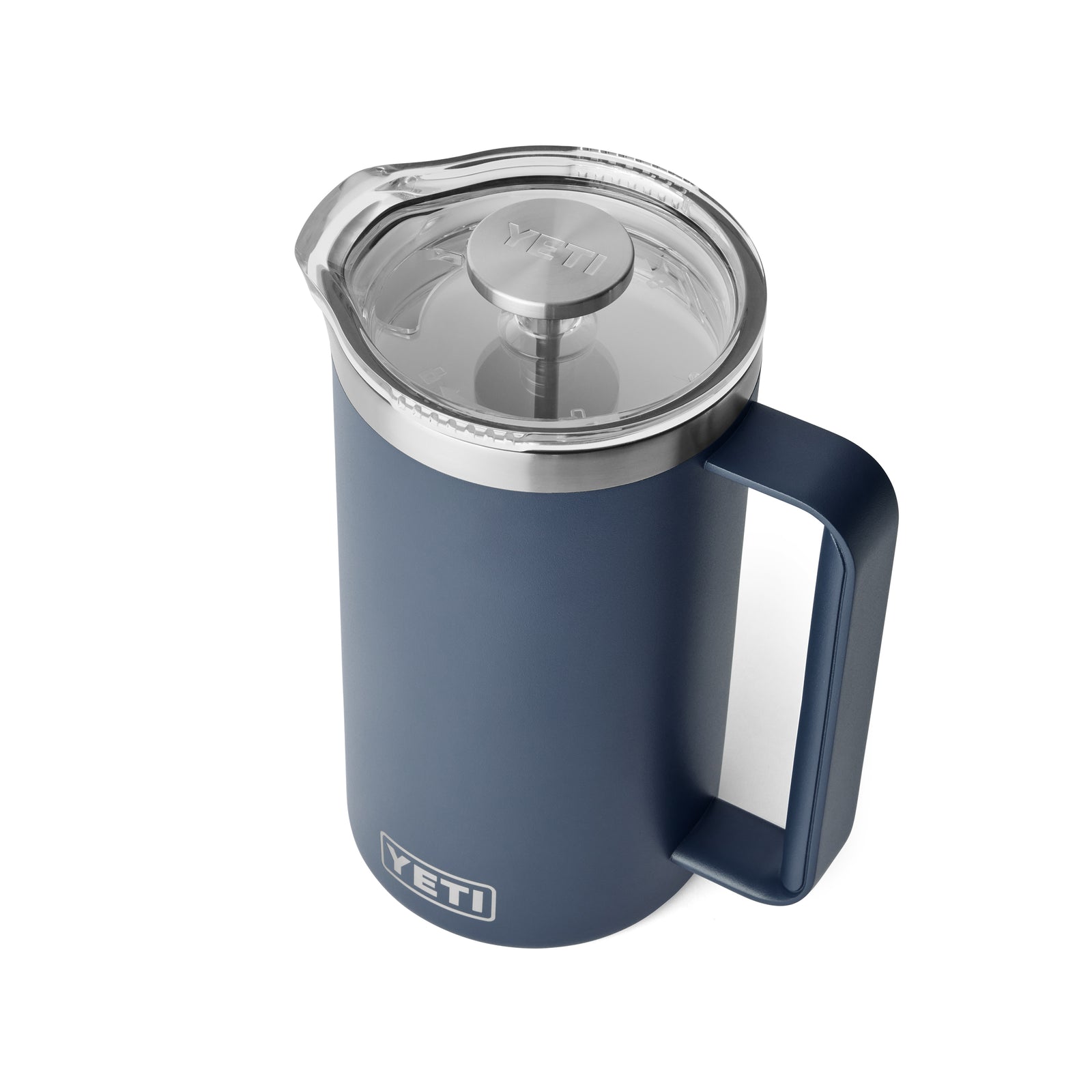 Die YETI® French Press 34 Oz in Navy hat einen großen Griff, einen durchsichtigen Deckel mit Edelstahlrand und eine doppelwandige Vakuumisolierung auf weißem Hintergrund.