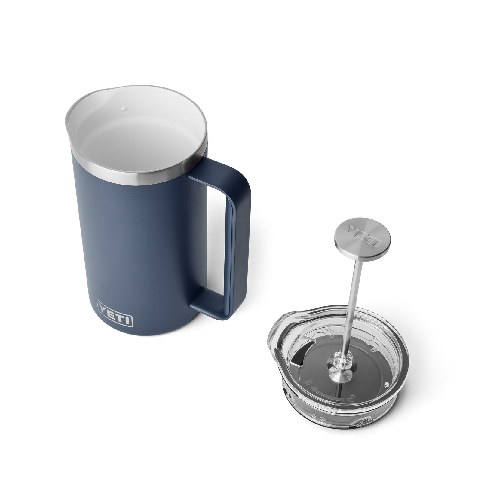 Eine zerlegte YETI® French Press 34 Oz - Navy ist auf einem weißen Hintergrund abgebildet, mit der Edelstahlkaraffe auf der linken Seite und dem Deckel mit Stößel und Siebfilter auf der rechten Seite.