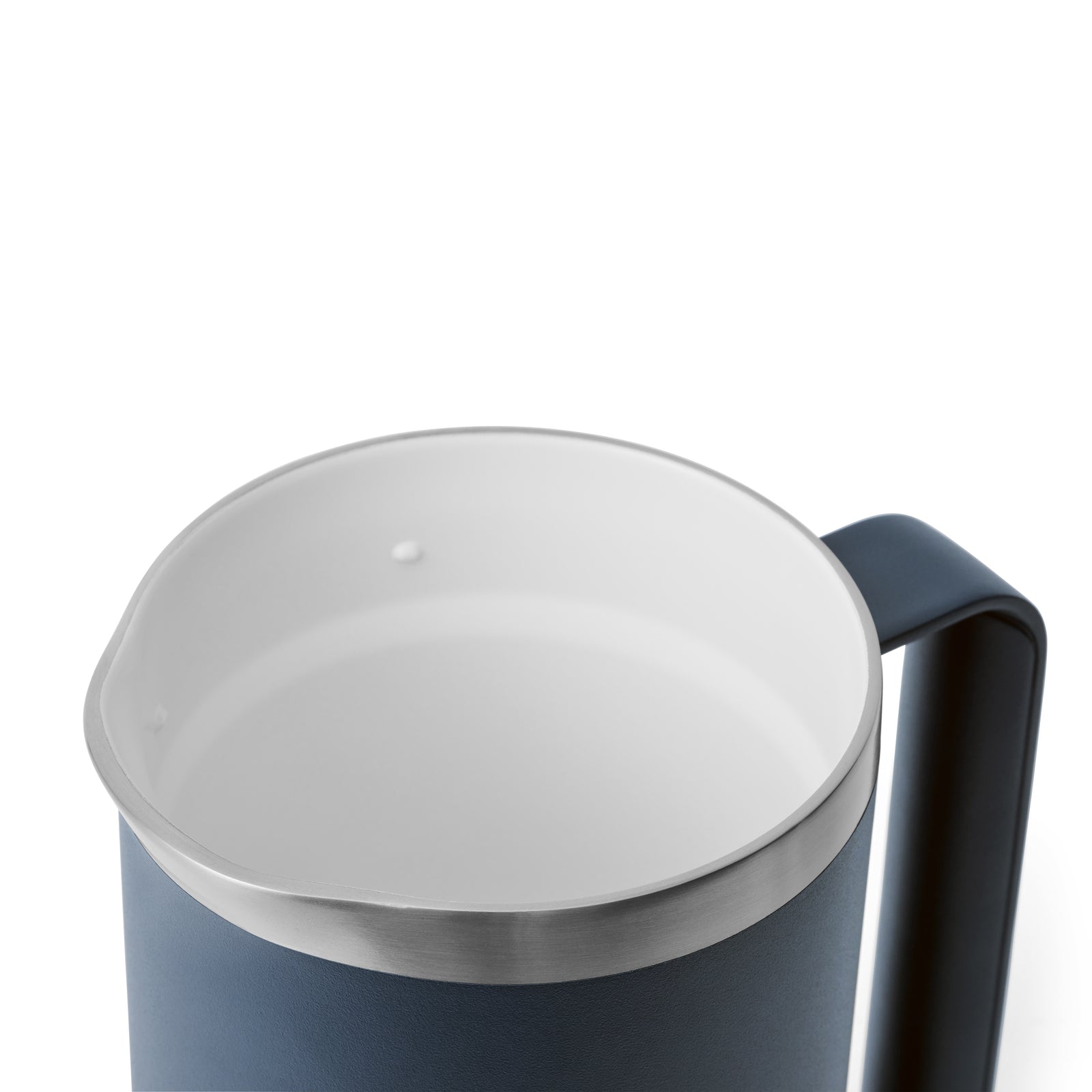 Nahaufnahme der YETI® French Press 34 Oz in navy, mit doppelwandiger Vakuumisolierung, gebürstetem Edelstahlrand, weißem Innenraum und schlankem, kantigem Griff von YETI auf weißem Hintergrund.