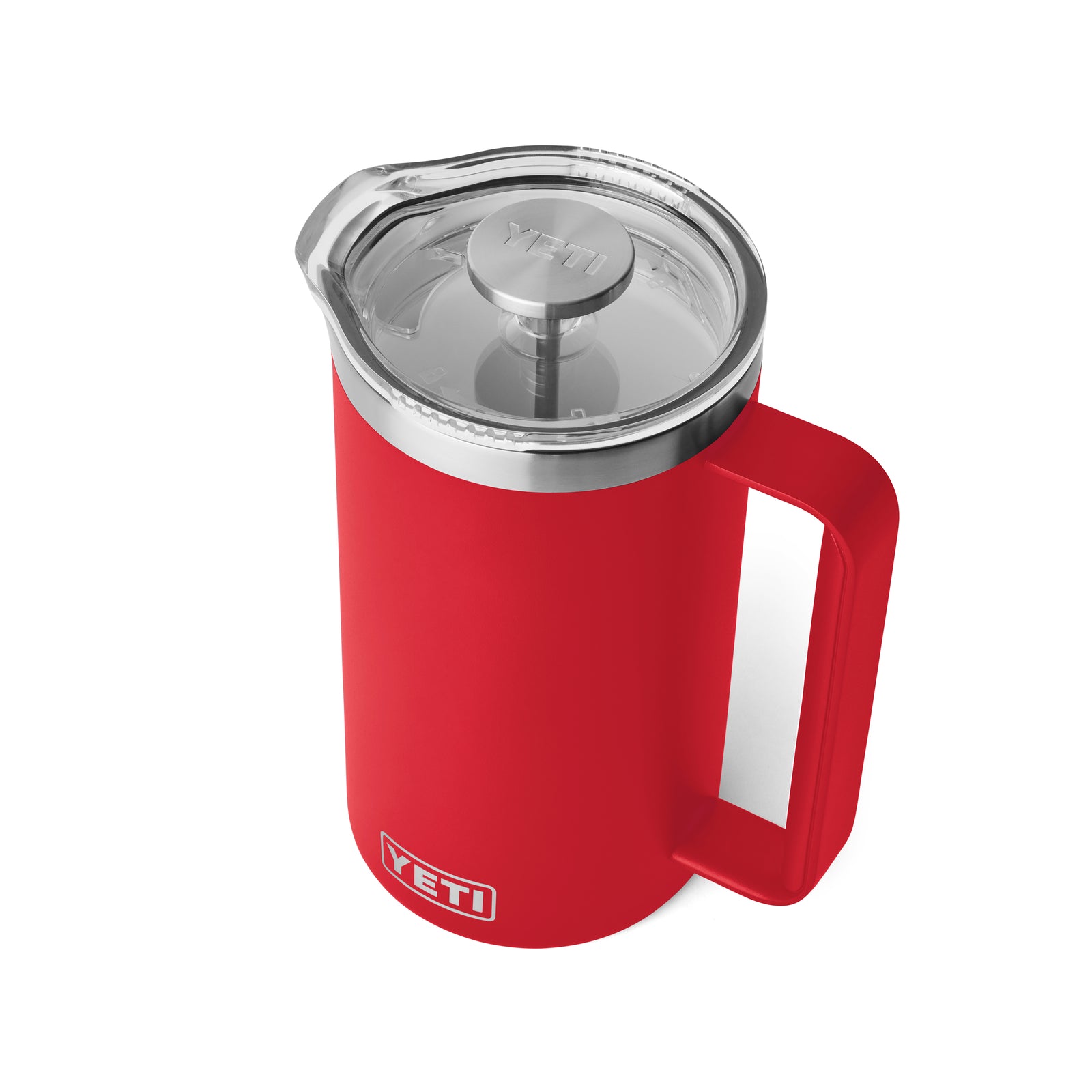 Die YETI® French Press 34 Oz in Rescue Red mit durchsichtigem Deckel und Metallkolben steht schräg auf einem weißen Hintergrund - gefertigt wie eine vakuumisolierte Edelstahlkanne und spülmaschinenfest für eine einfache Reinigung.