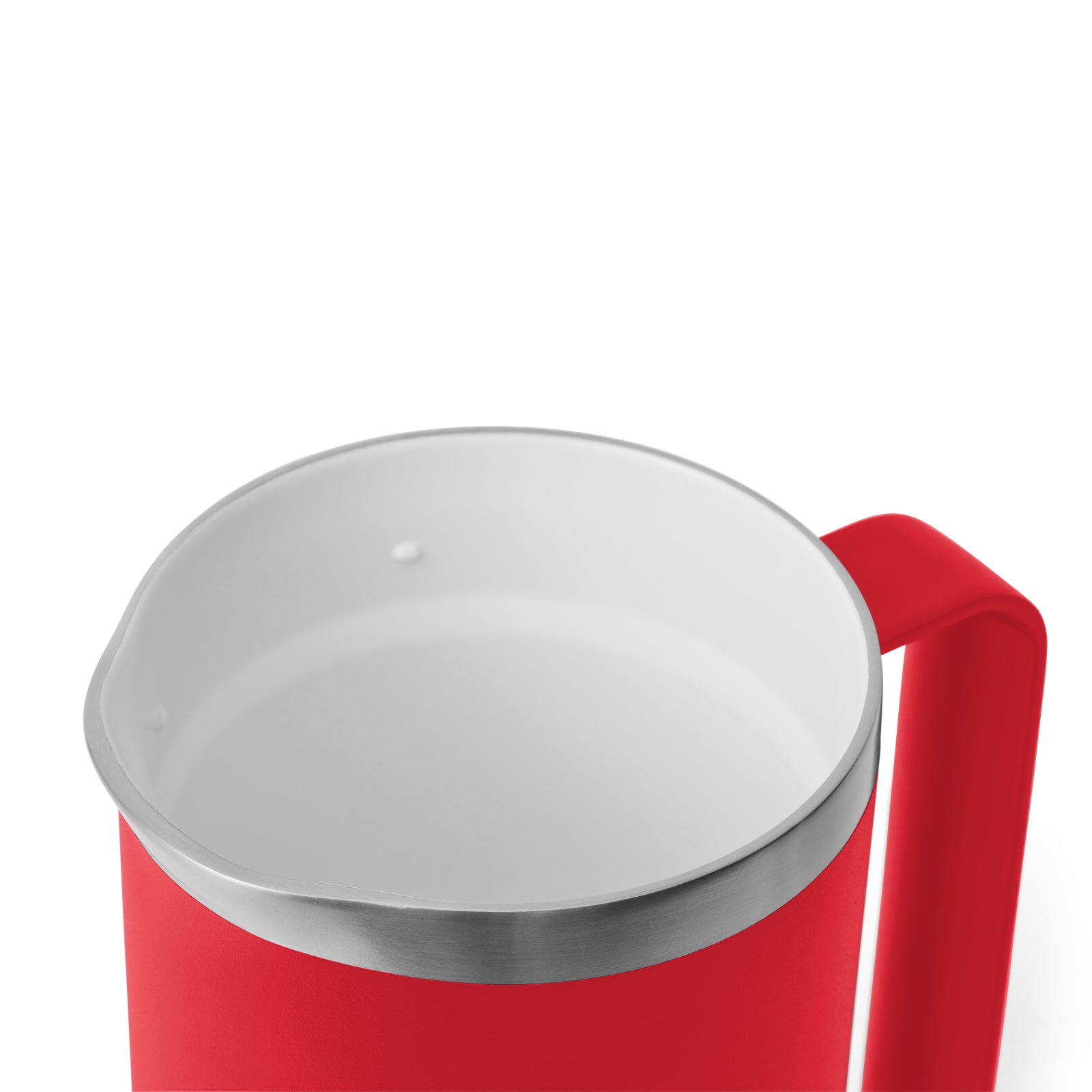 Eine Nahaufnahme der YETI® French Press 34 Oz in Rescue Red mit Edelstahlrand und weißem Innenraum, teilweise mit Flüssigkeit gefüllt, vor einem weißen Hintergrund.