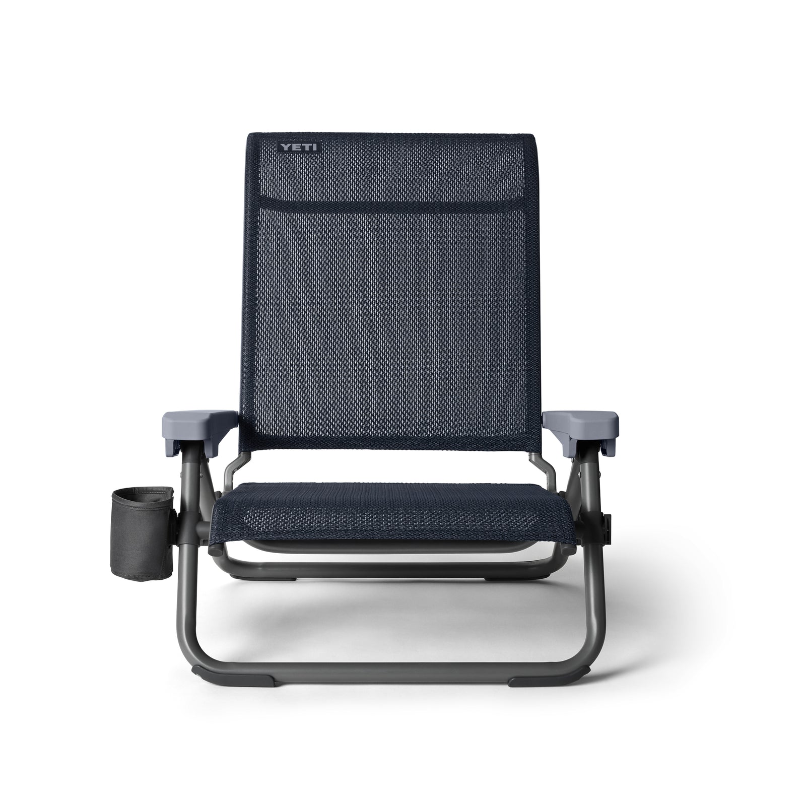 Der YETI® Hondo Beach Chair - Navy hat einen dunkelblauen Netzsitz, graue Armlehnen, einen stabilen Metallrahmen und einen schwarzen Becherhalter auf der linken Seite - ideal für Ihren nächsten Campingstuhl oder Outdoor-Stuhl.